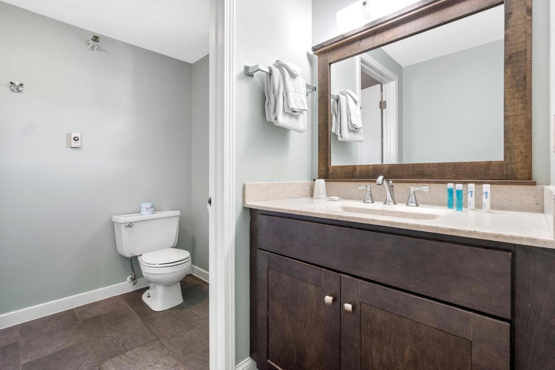 The Lighthouse Inn & Suites photo 10