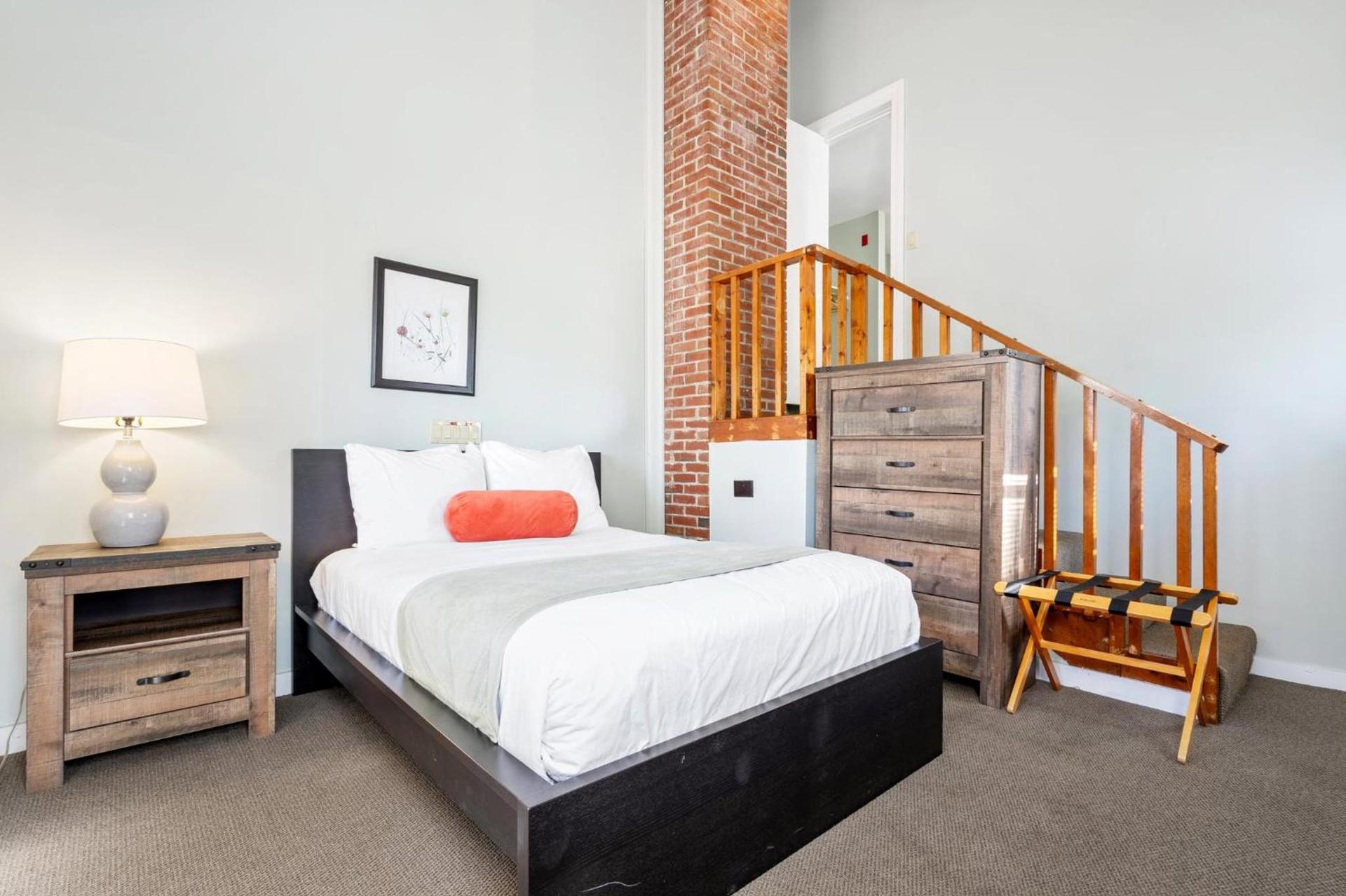 The Lighthouse Inn & Suites photo 13