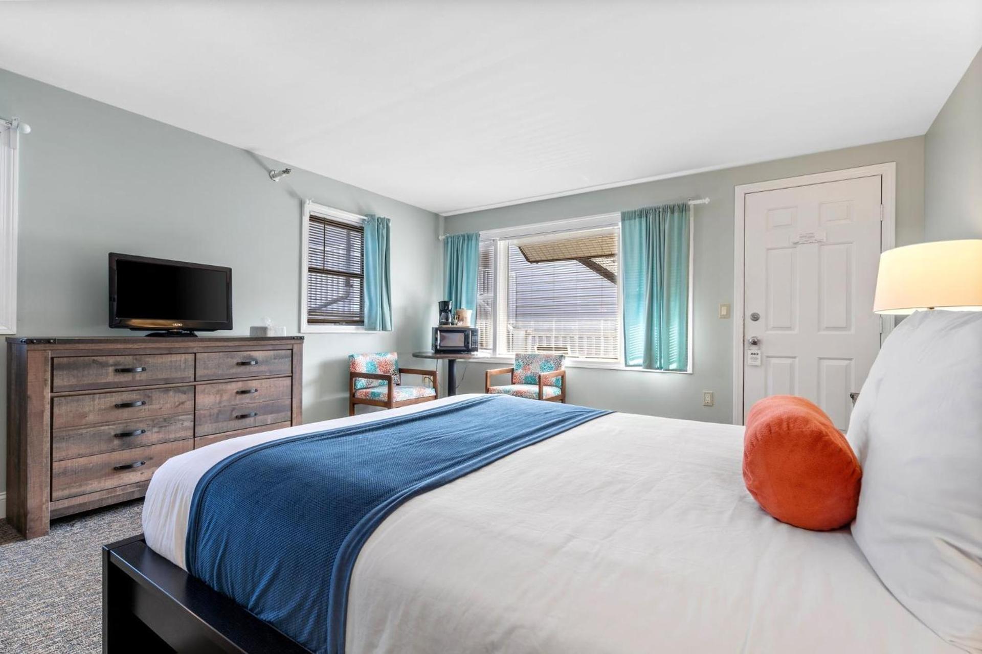 The Lighthouse Inn & Suites photo 16