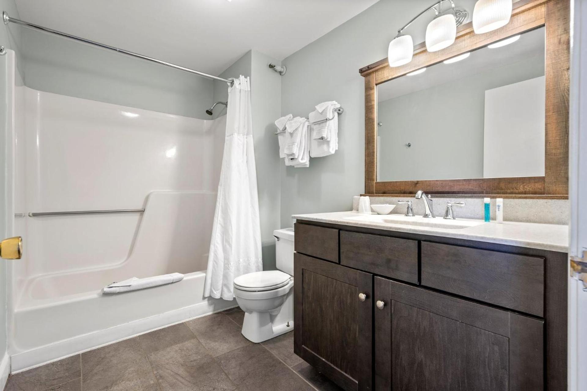 The Lighthouse Inn & Suites photo 18