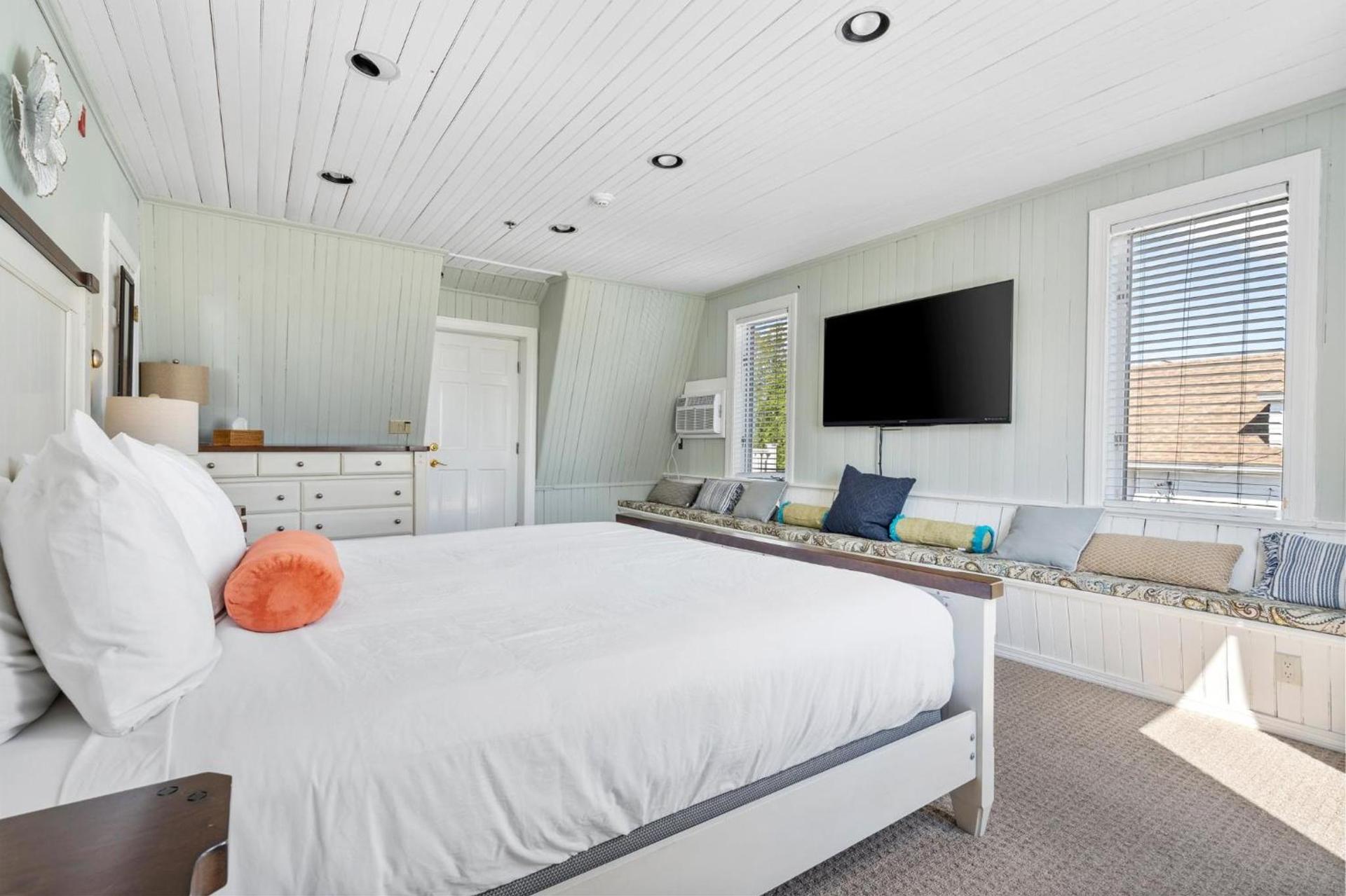 The Lighthouse Inn & Suites photo 19