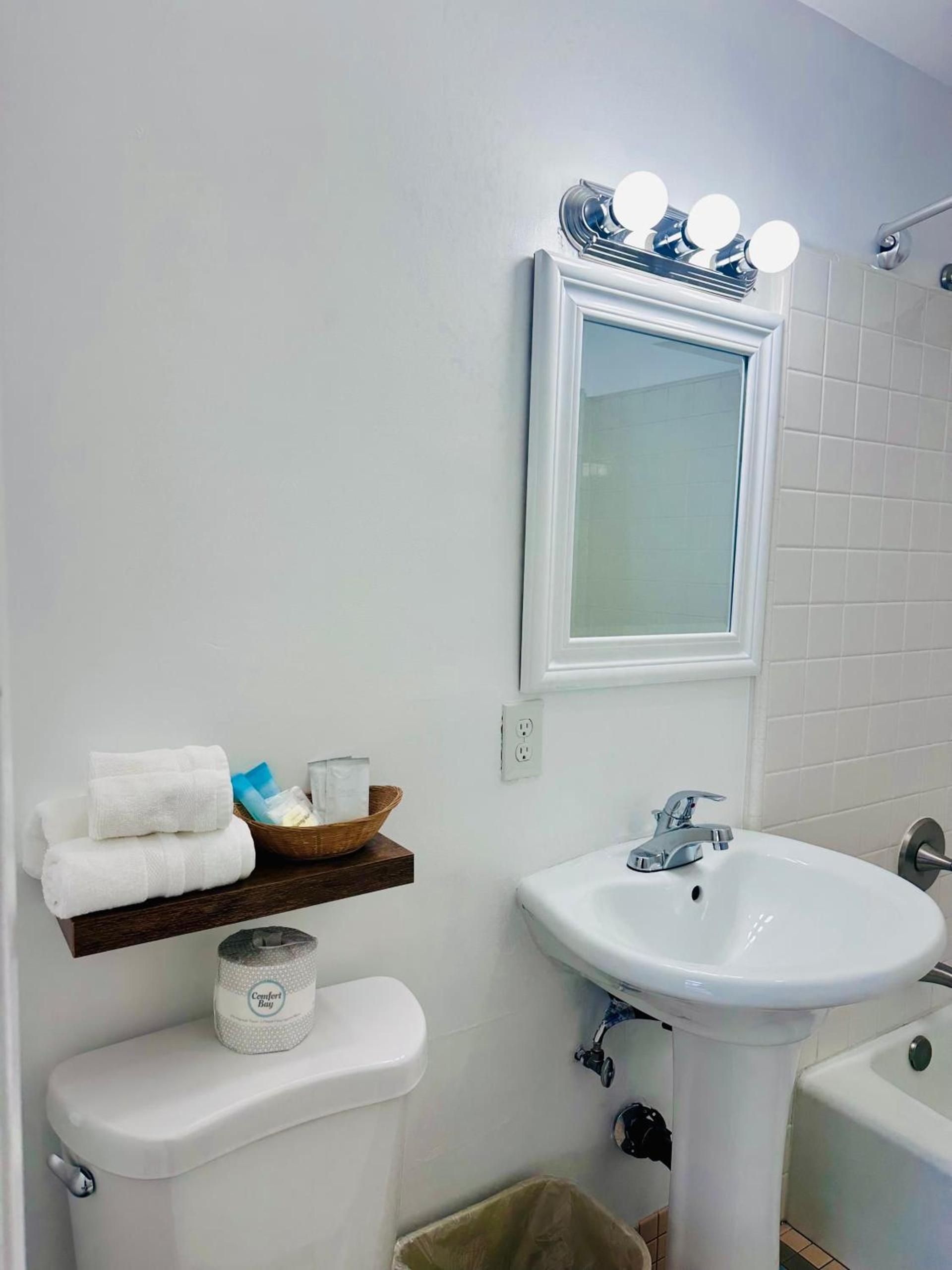 Foghorn Harbor Inn photo 45