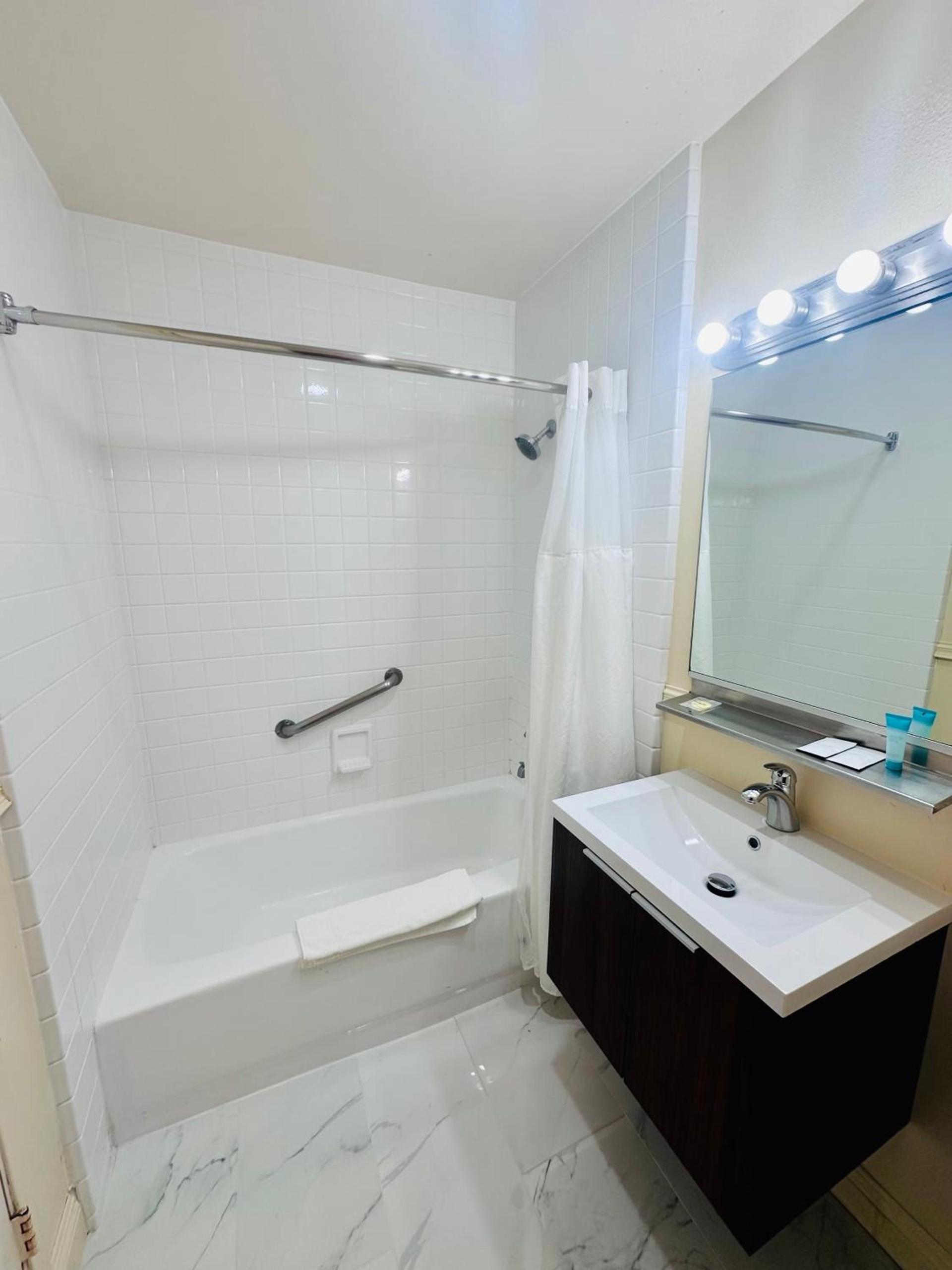 Foghorn Harbor Inn photo 4