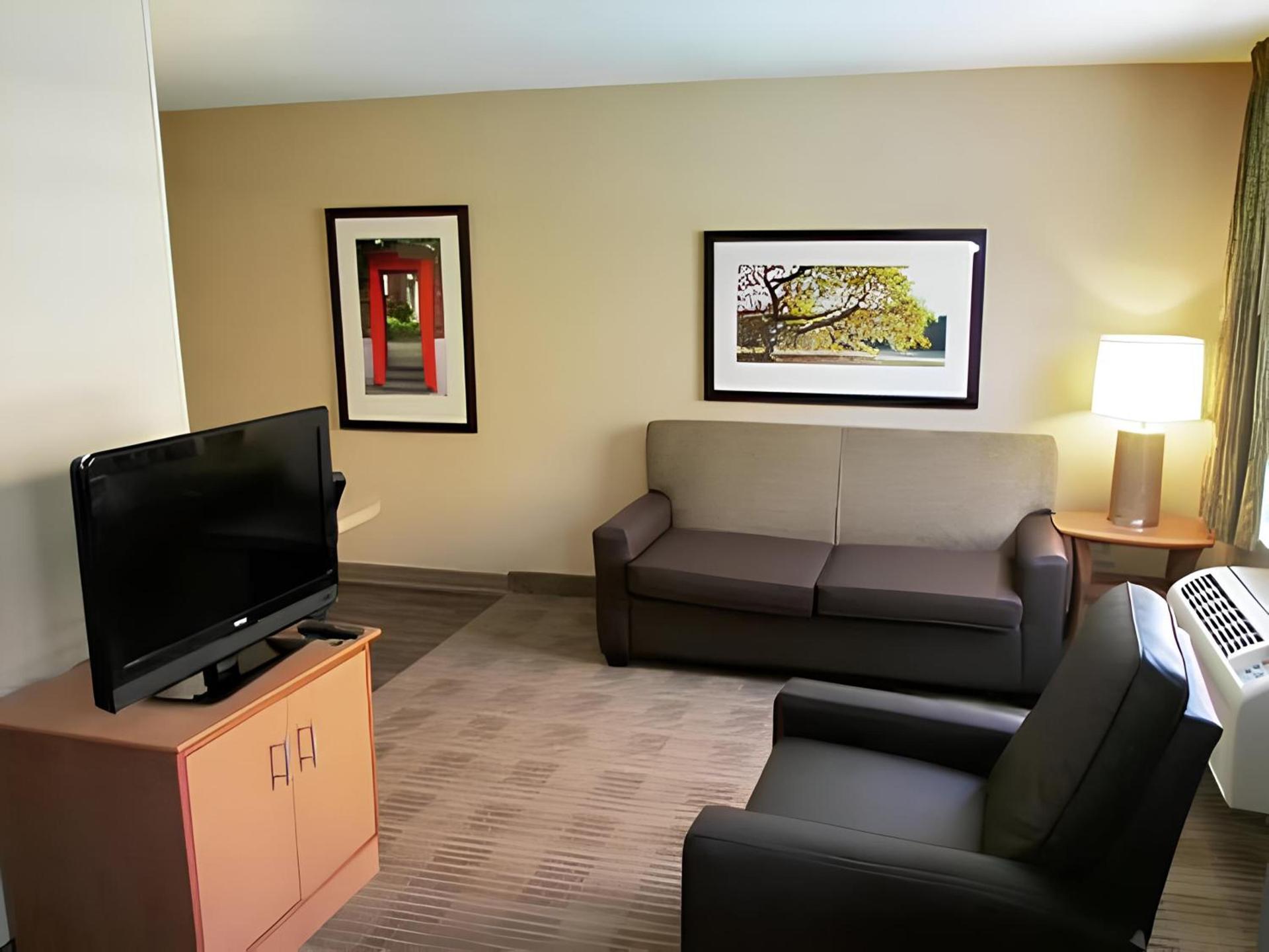 Candlewood Suites Houston Space Center - Webster photo 50