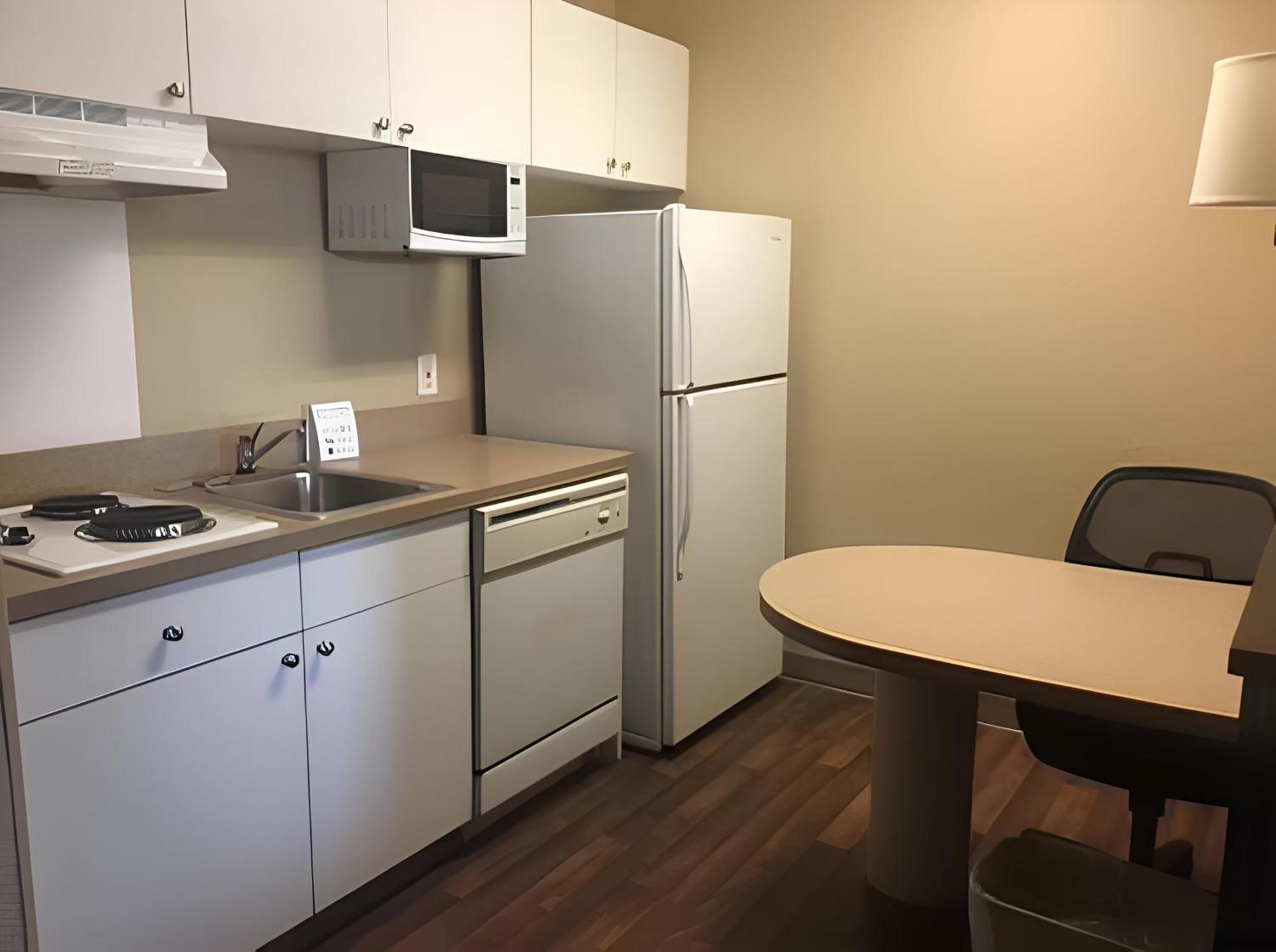 Candlewood Suites Houston Space Center - Webster photo 47