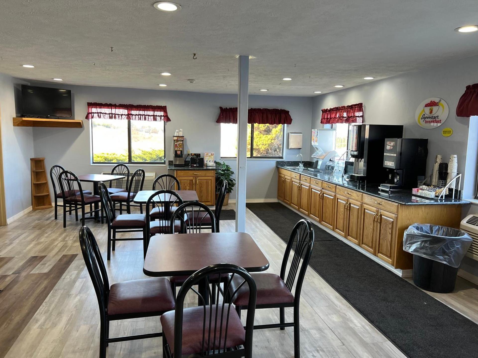 Super 8 by Wyndham Altoona photo 19