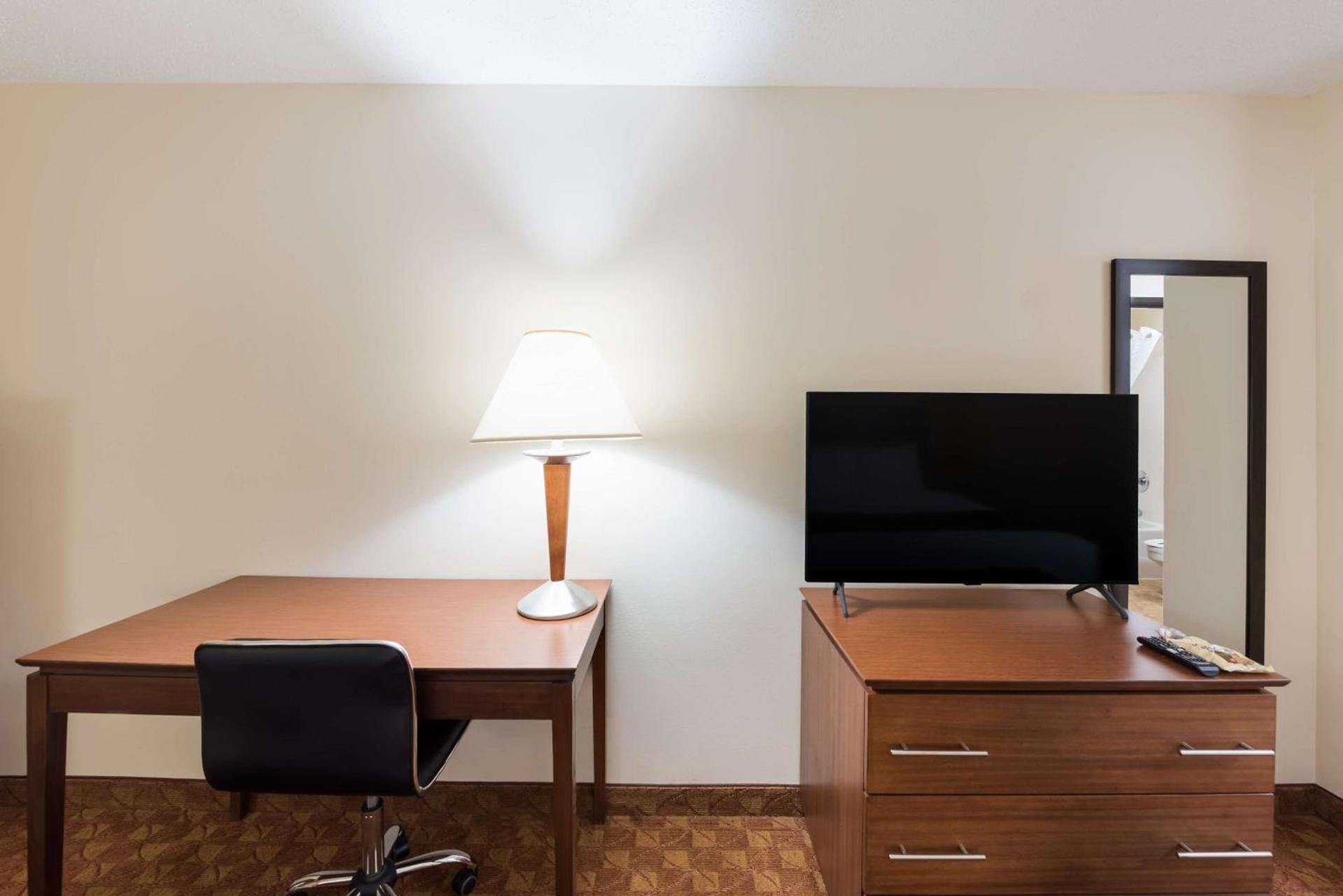 Best Western Lakewood Inn photo 35