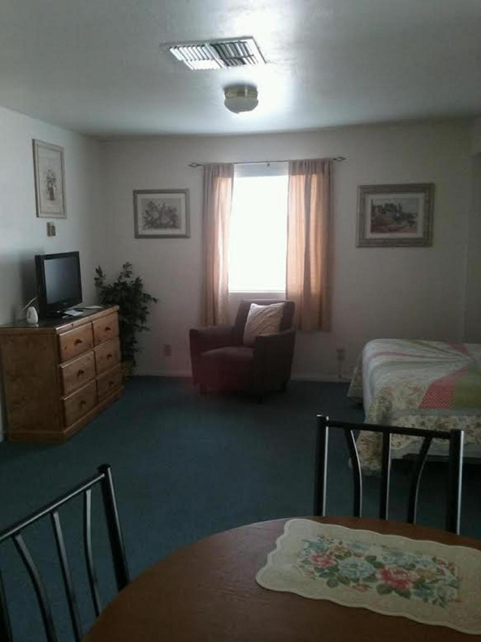 Bishop Village Motel photo 26