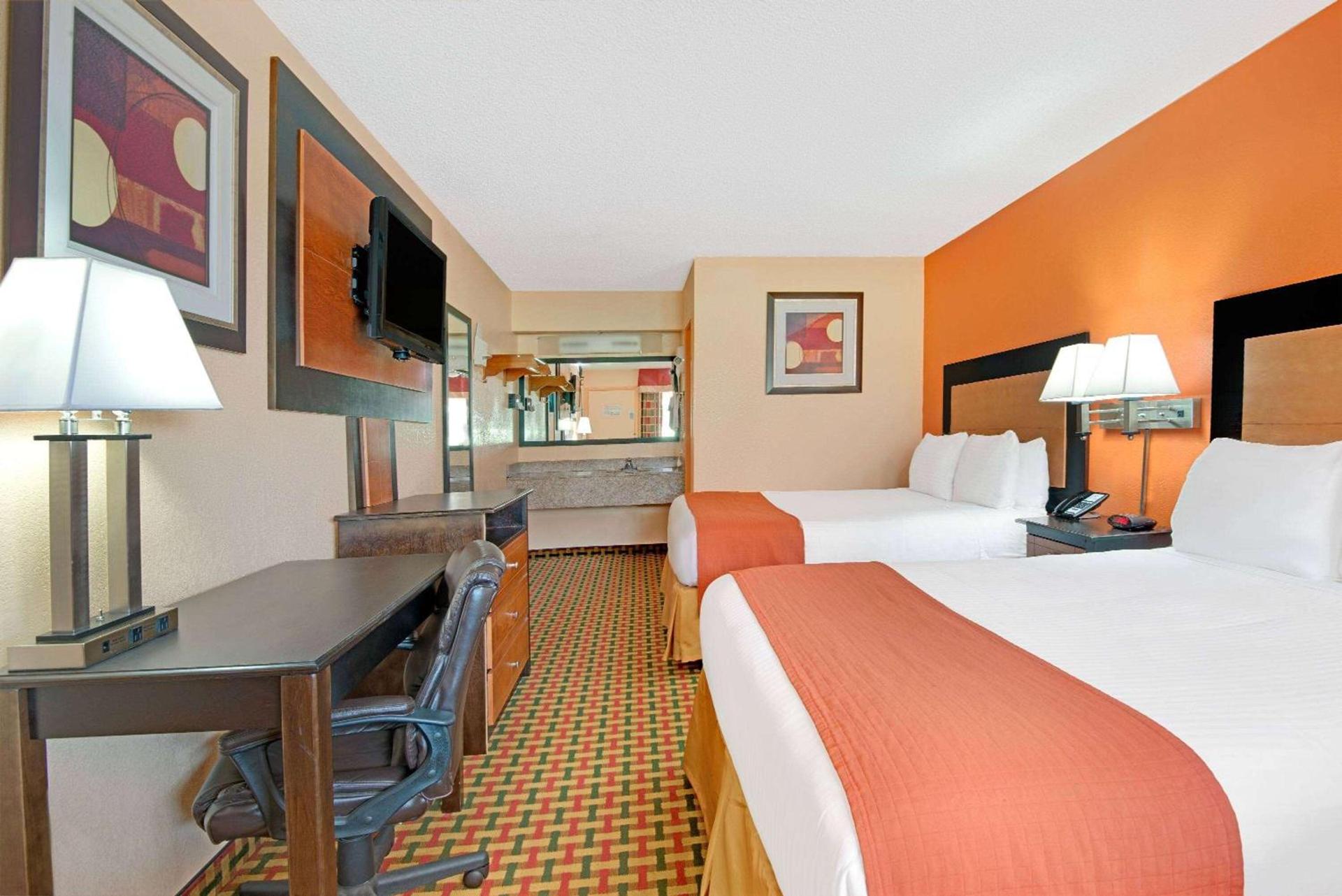 Days Inn by Wyndham Independence photo 4