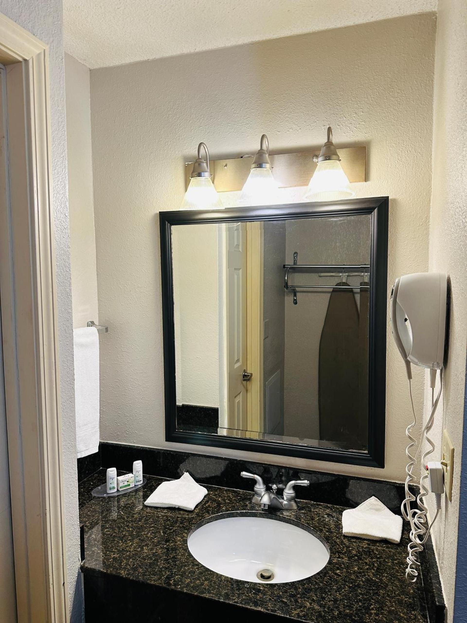 Baymont by Wyndham Indianapolis South photo 27