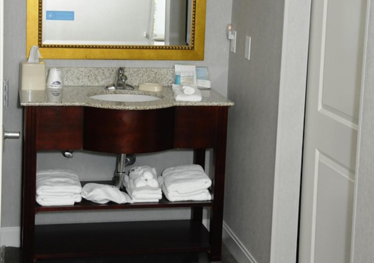 Hampton Inn & Suites Redding photo 22
