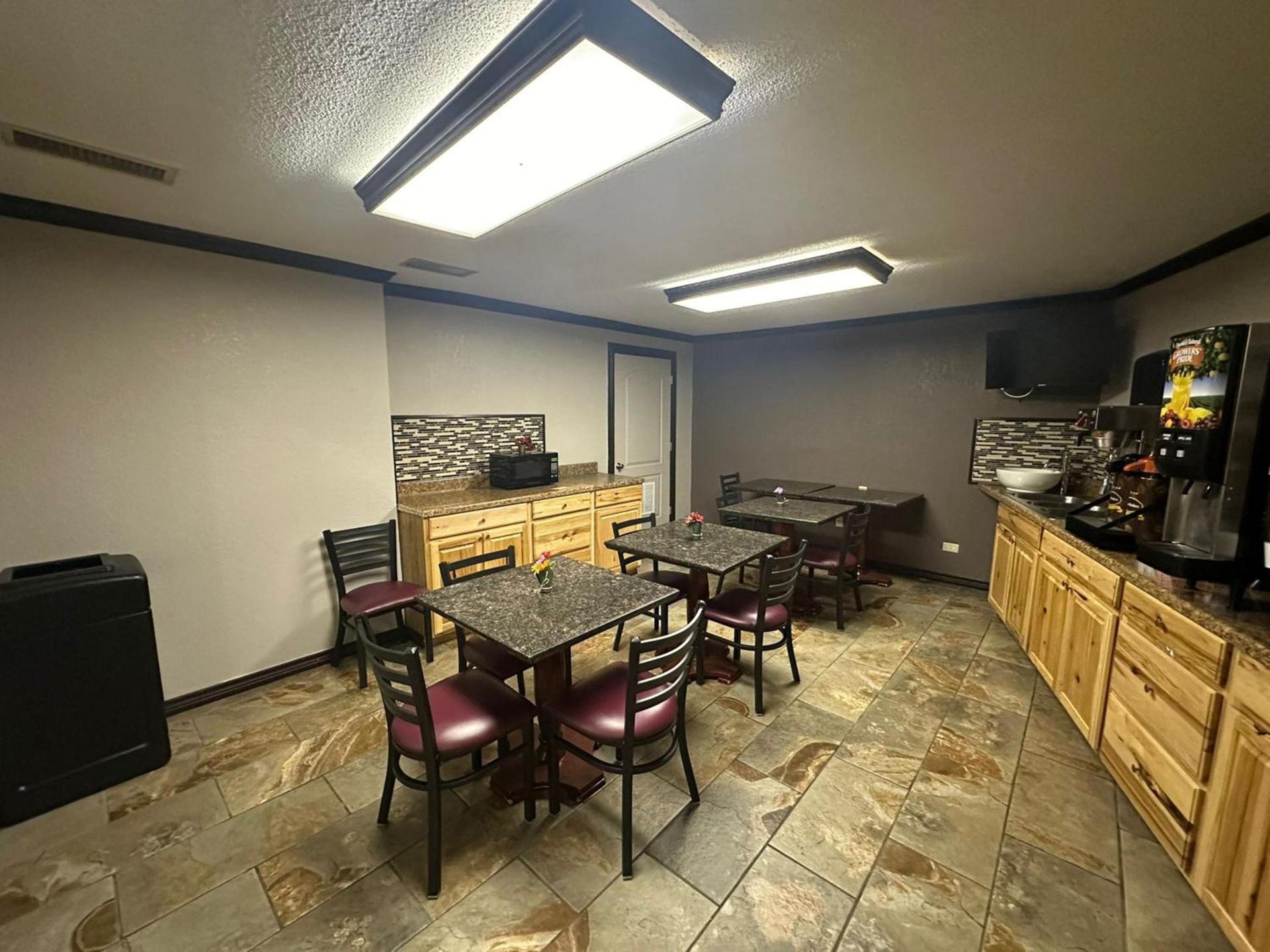 Super 8 by Wyndham Athens TX photo 16