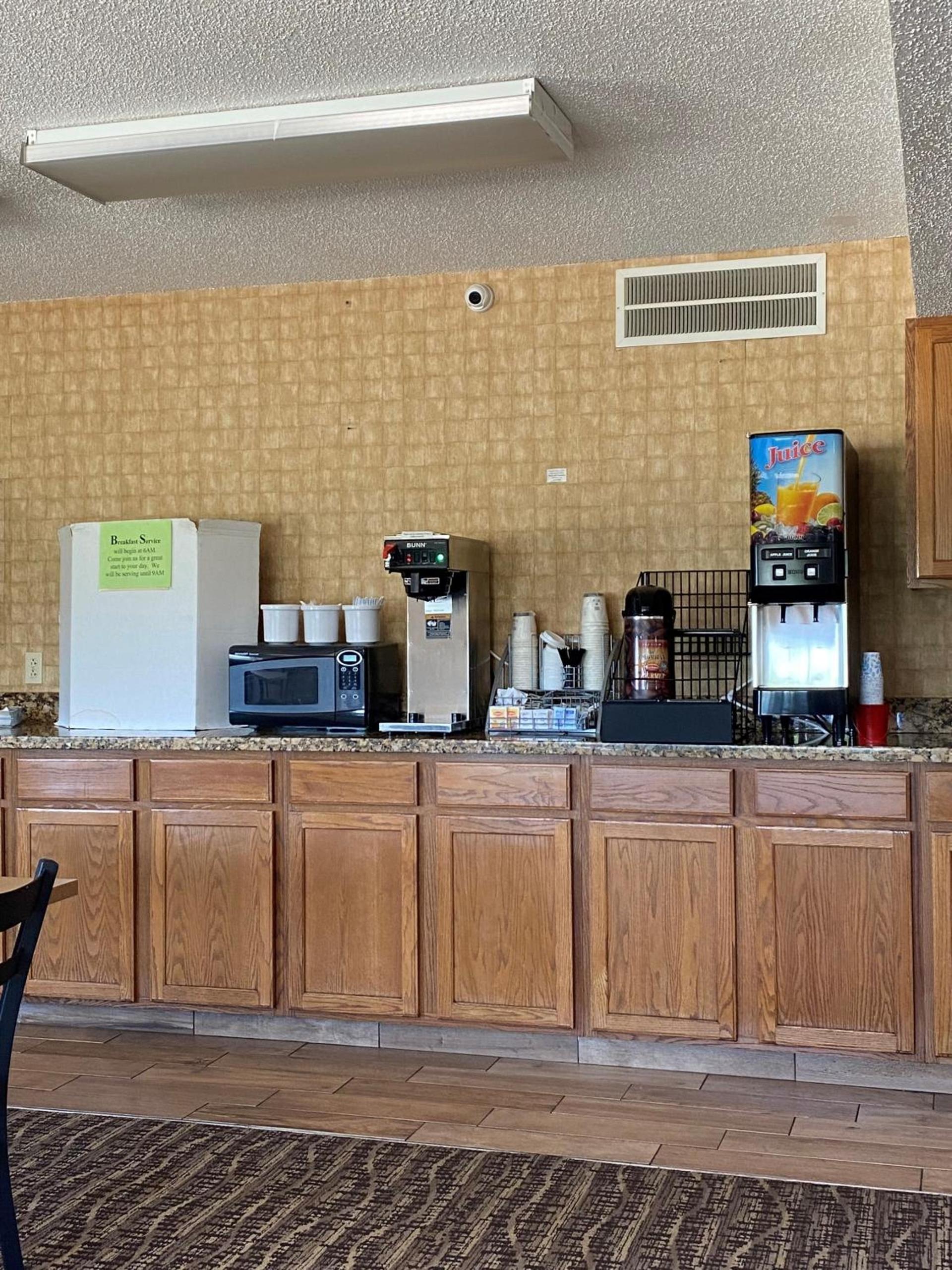 Super 8 by Wyndham Oelwein photo 2