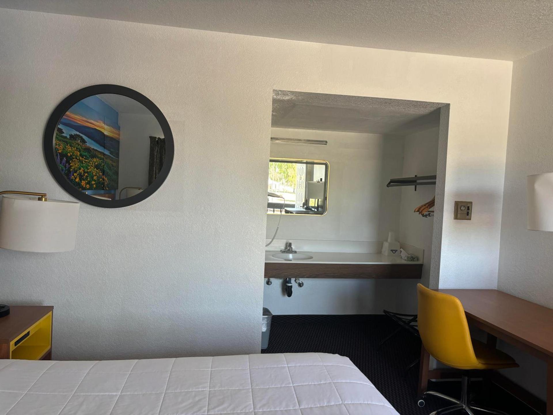 Days Inn & Suites by Wyndham Needles photo 40