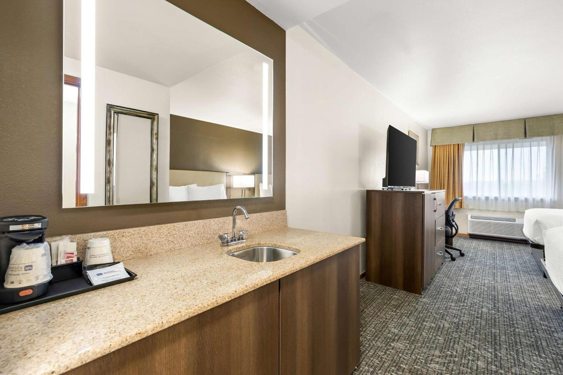 Best Western West Towne Suites photo 35