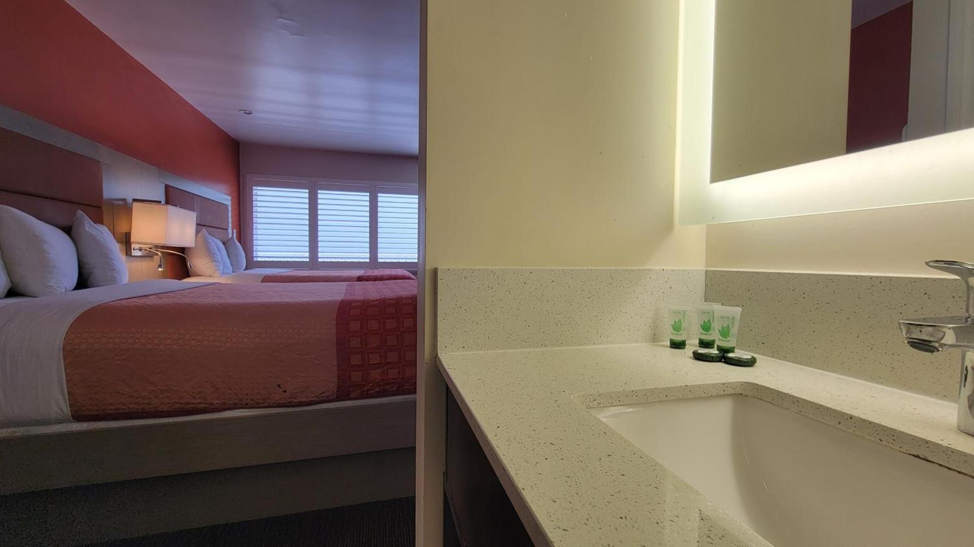 Presidio Parkway Inn photo 25