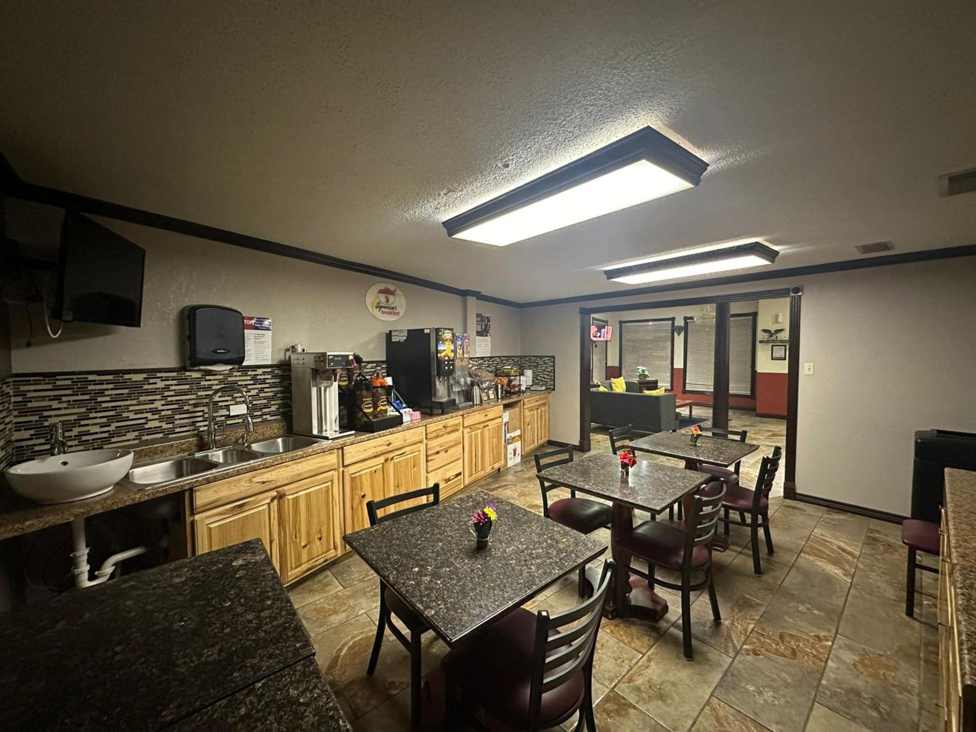 Super 8 by Wyndham Athens TX photo 17
