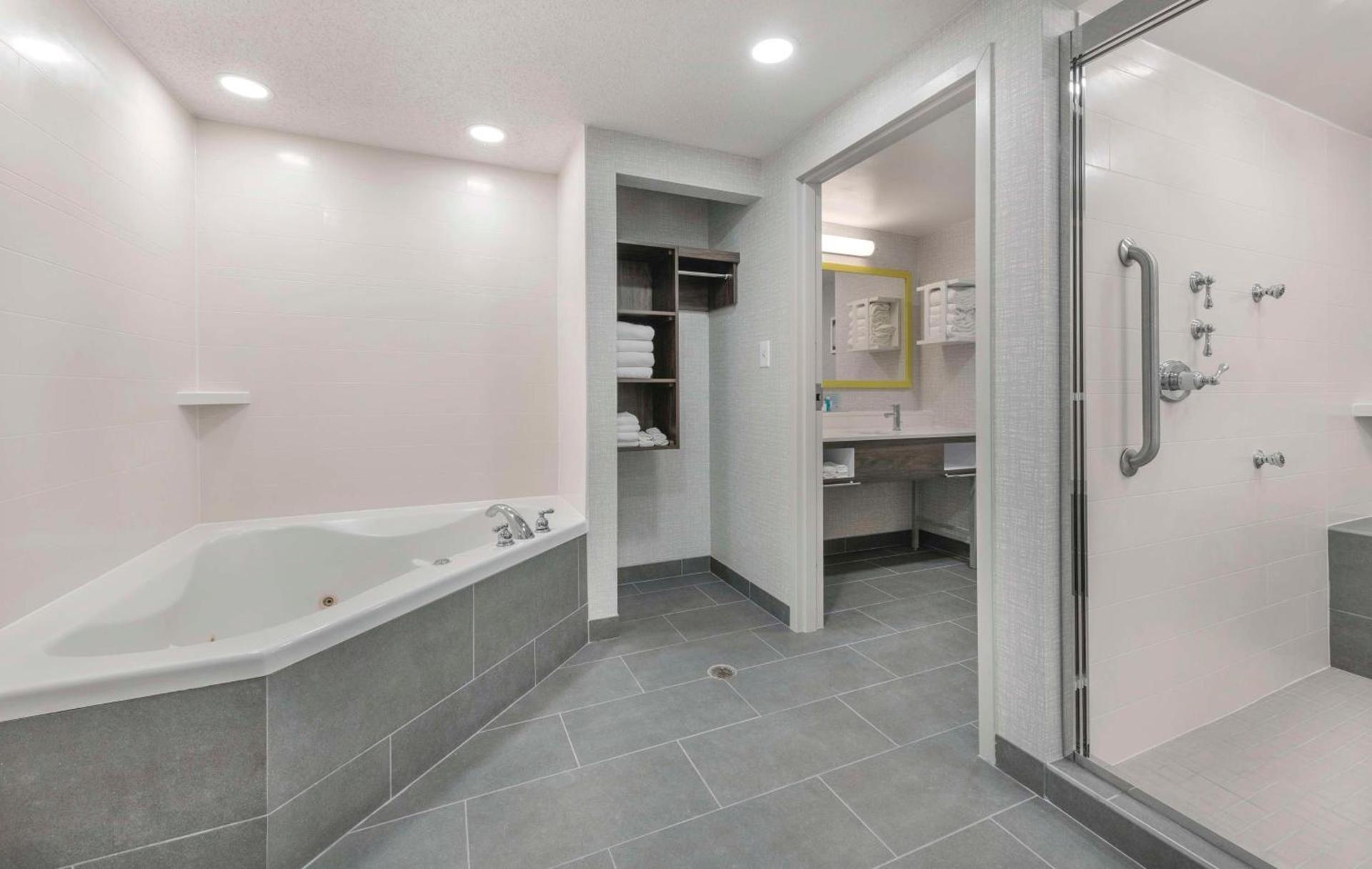 Hampton Inn & Suites Burlington photo 34