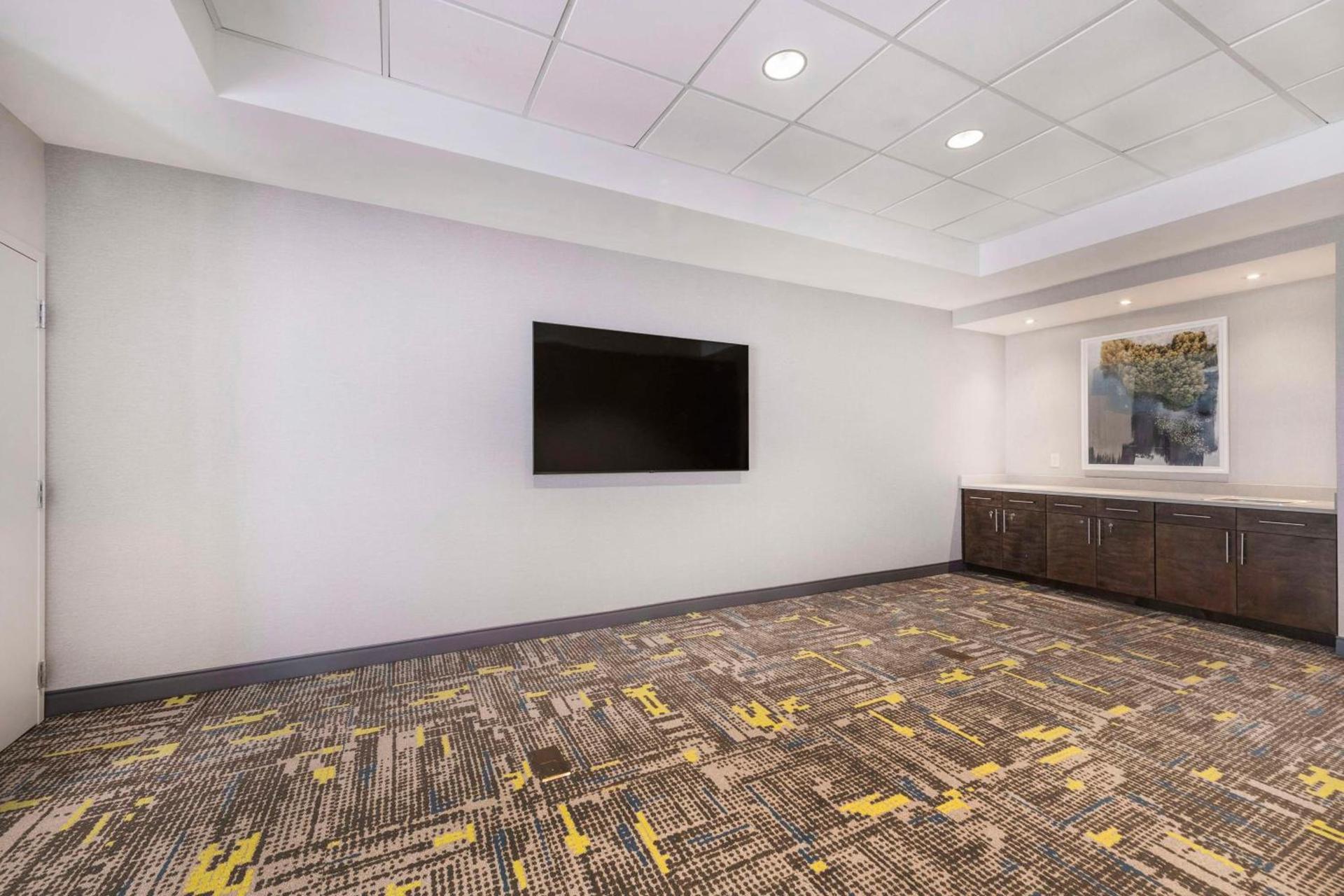 Hampton Inn & Suites Burlington photo 47
