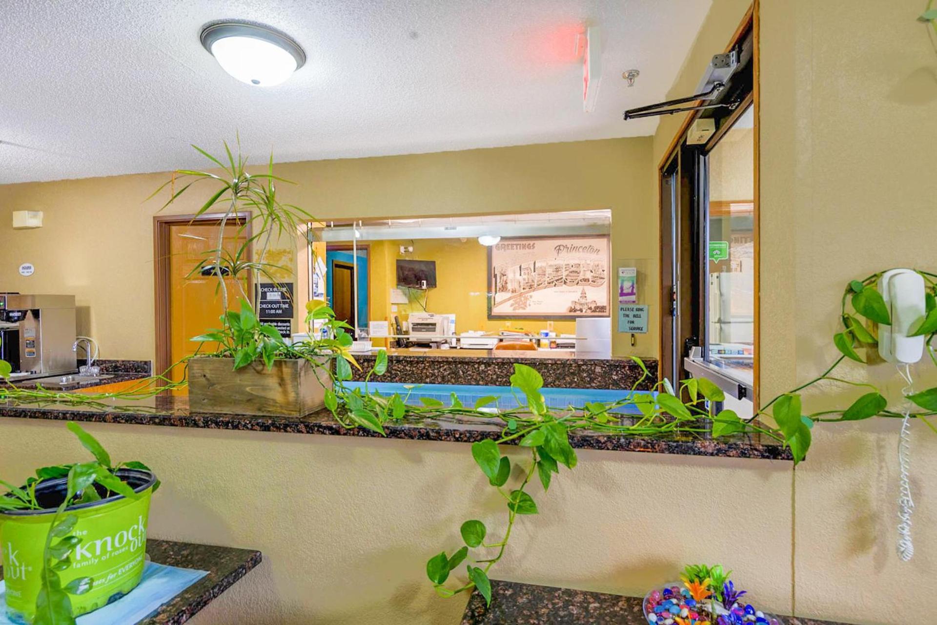 Super Rest Inn photo 11