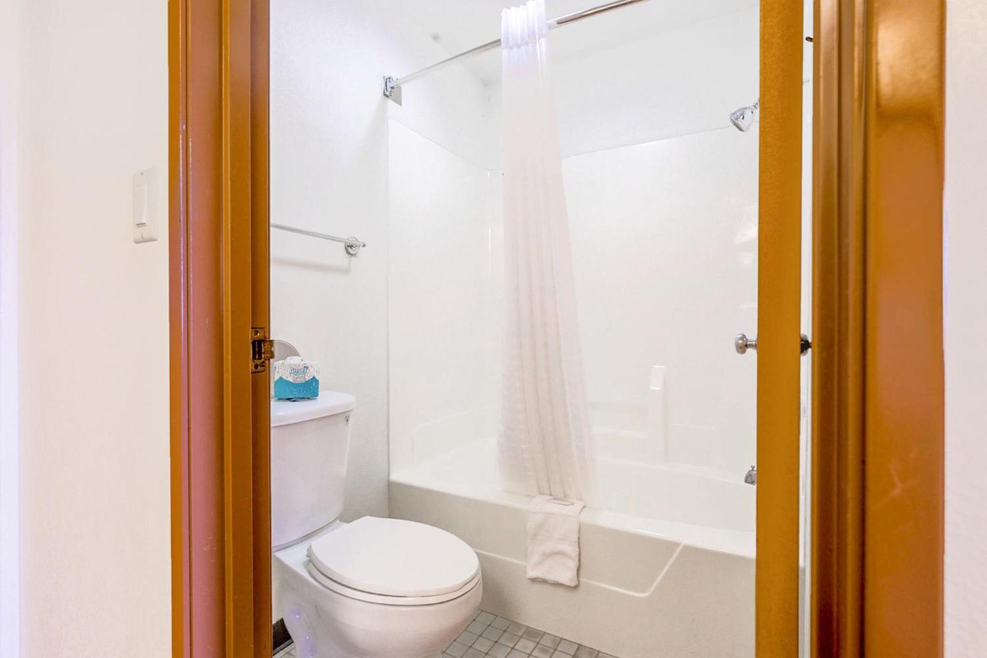Super Rest Inn photo 26