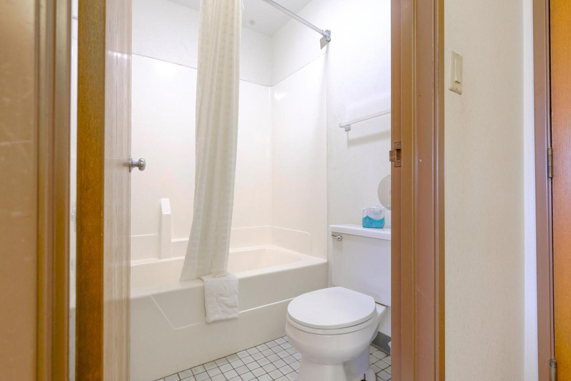 Super Rest Inn photo 29