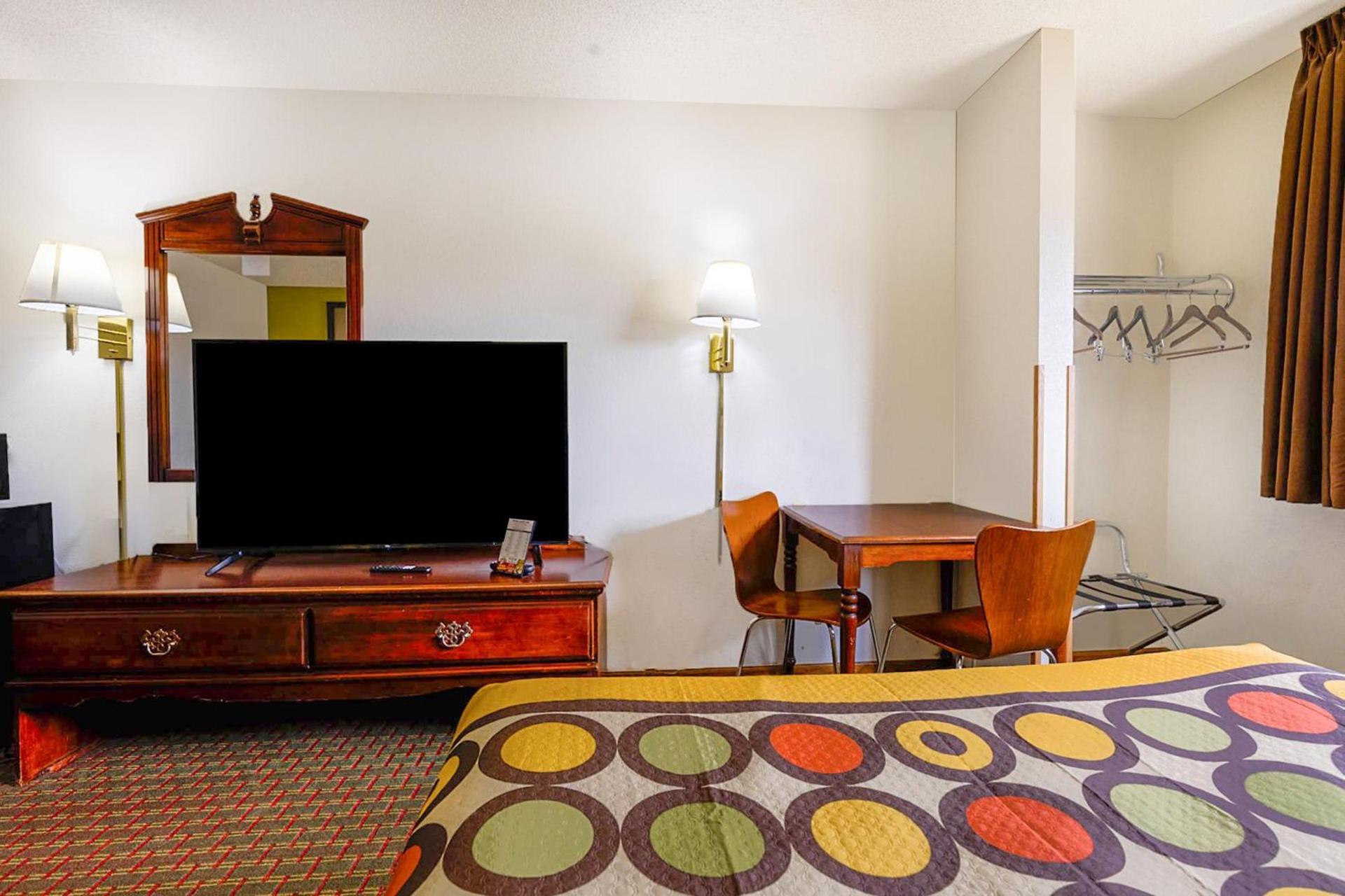 Super Rest Inn photo 35