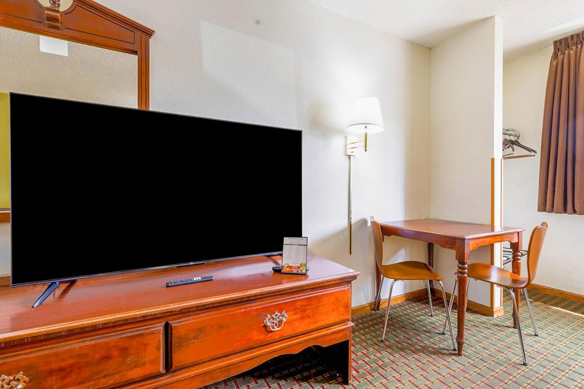 Super Rest Inn photo 34