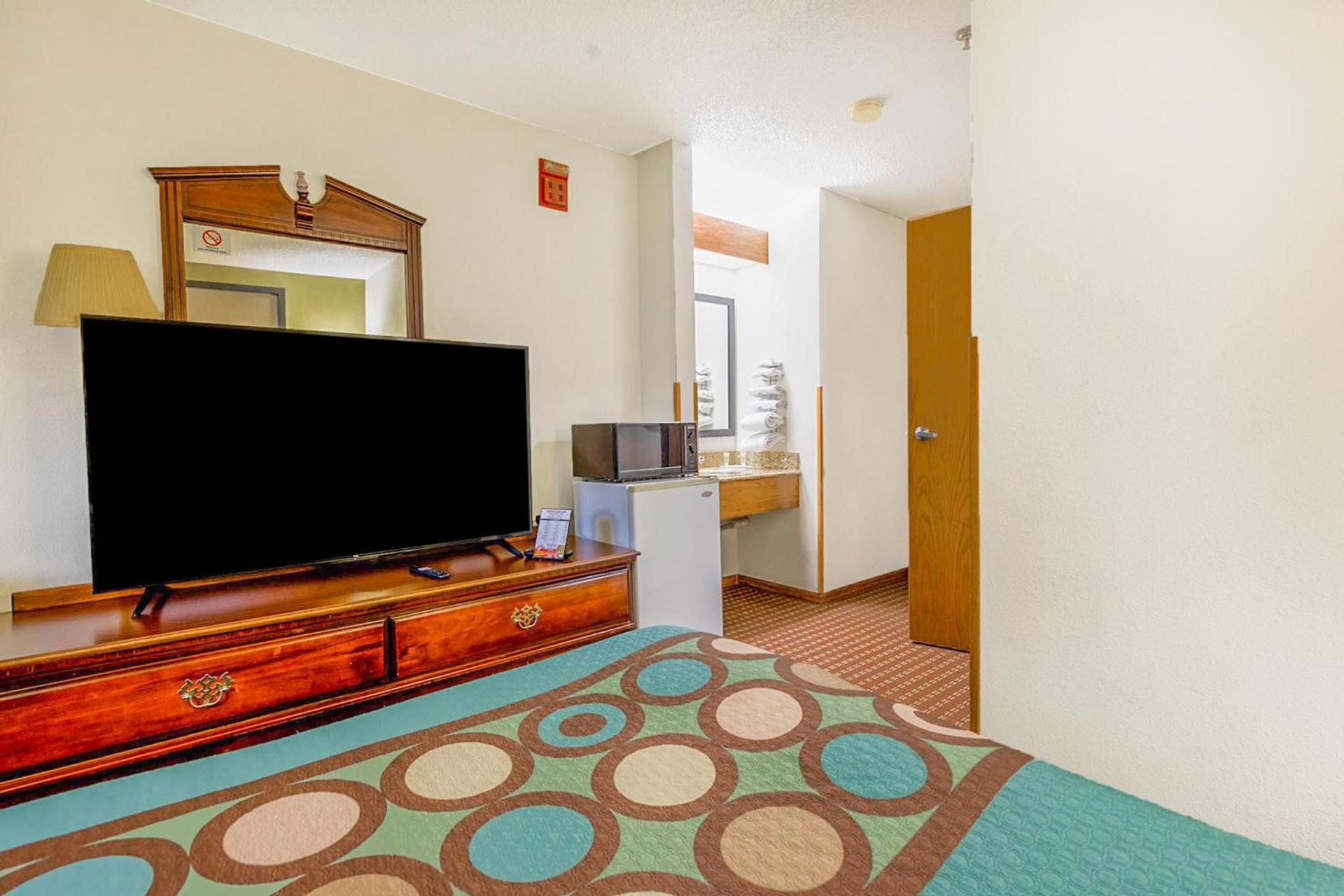 Super Rest Inn photo 47