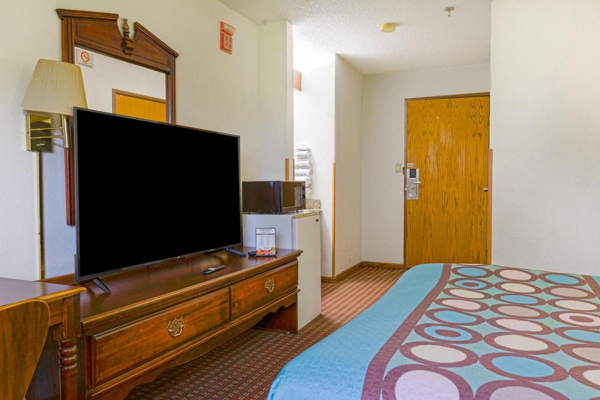 Super Rest Inn photo 40