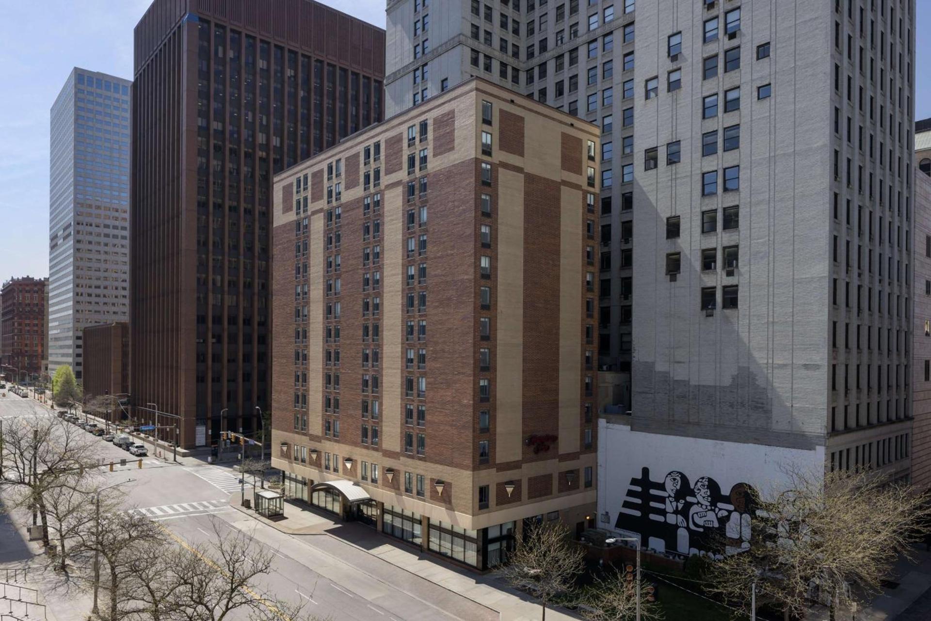 Hampton Inn Cleveland-Downtown photo 2