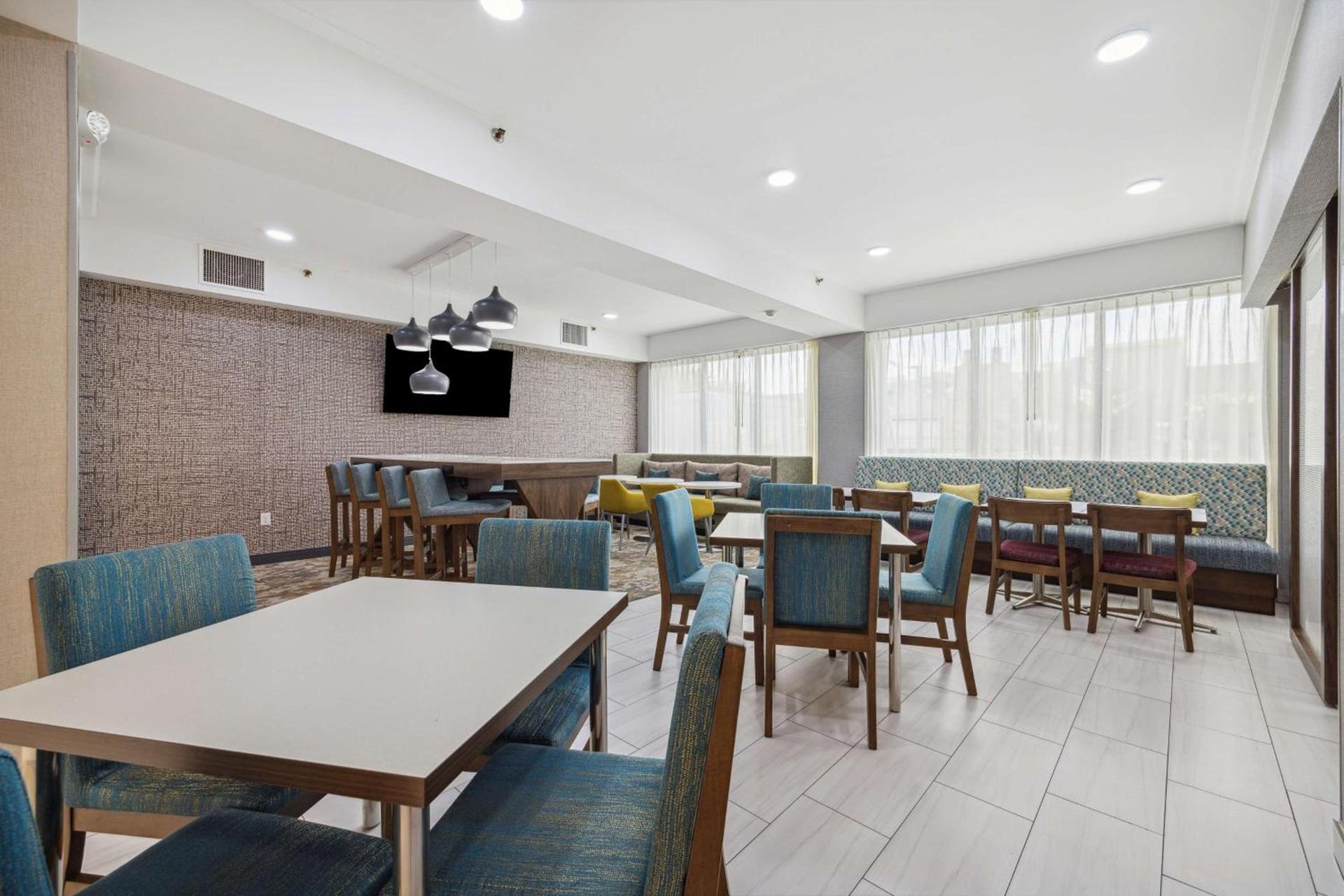 Hampton Inn - Houston/Brookhollow photo 14