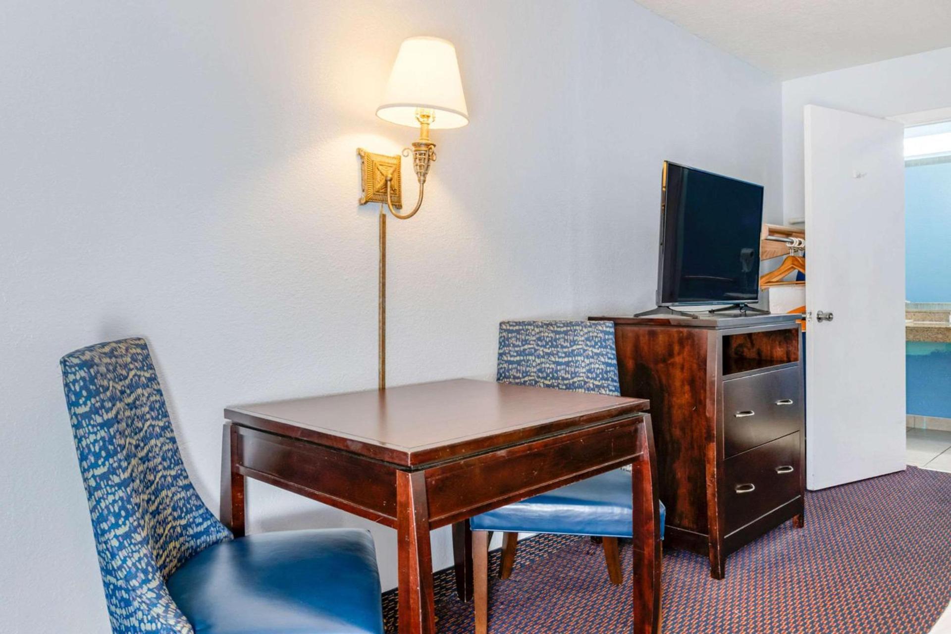Quality Inn Sarasota North Near Lido Key Beach photo 18