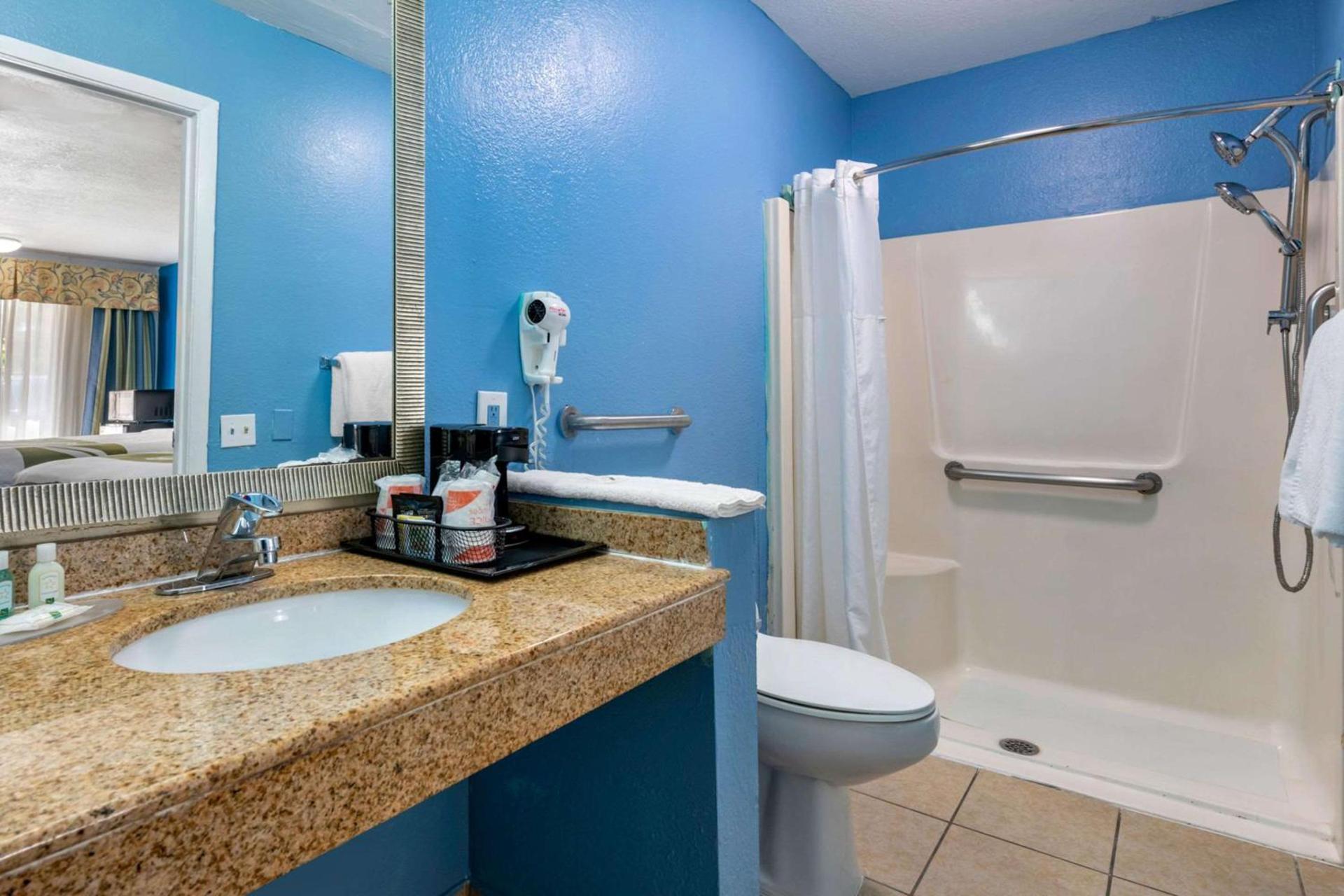 Quality Inn Sarasota North Near Lido Key Beach photo 16