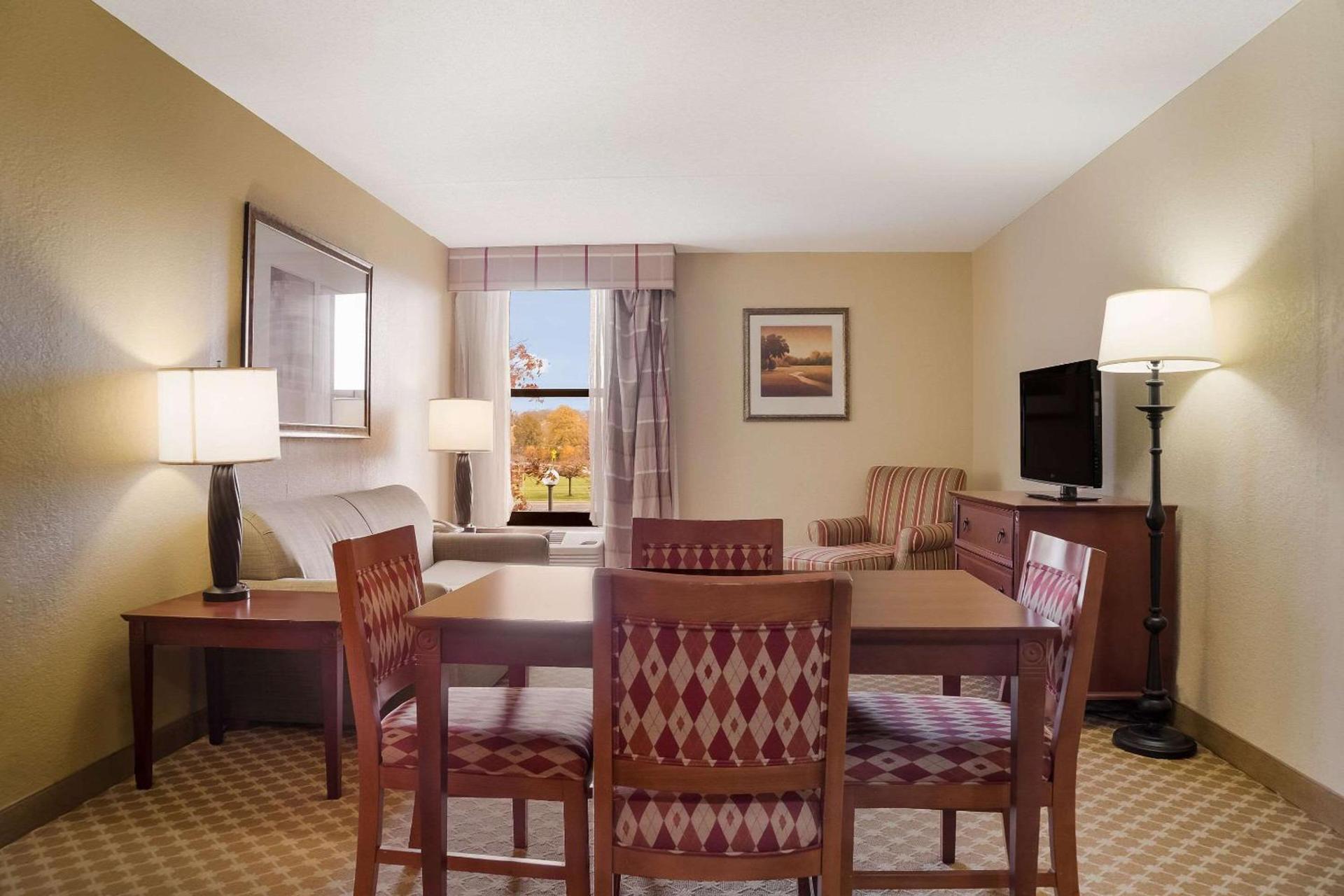 Quality Inn & Suites photo 52