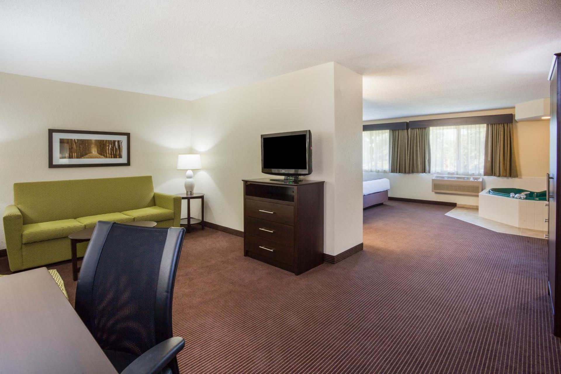 AmericInn by Wyndham Rhinelander photo 16