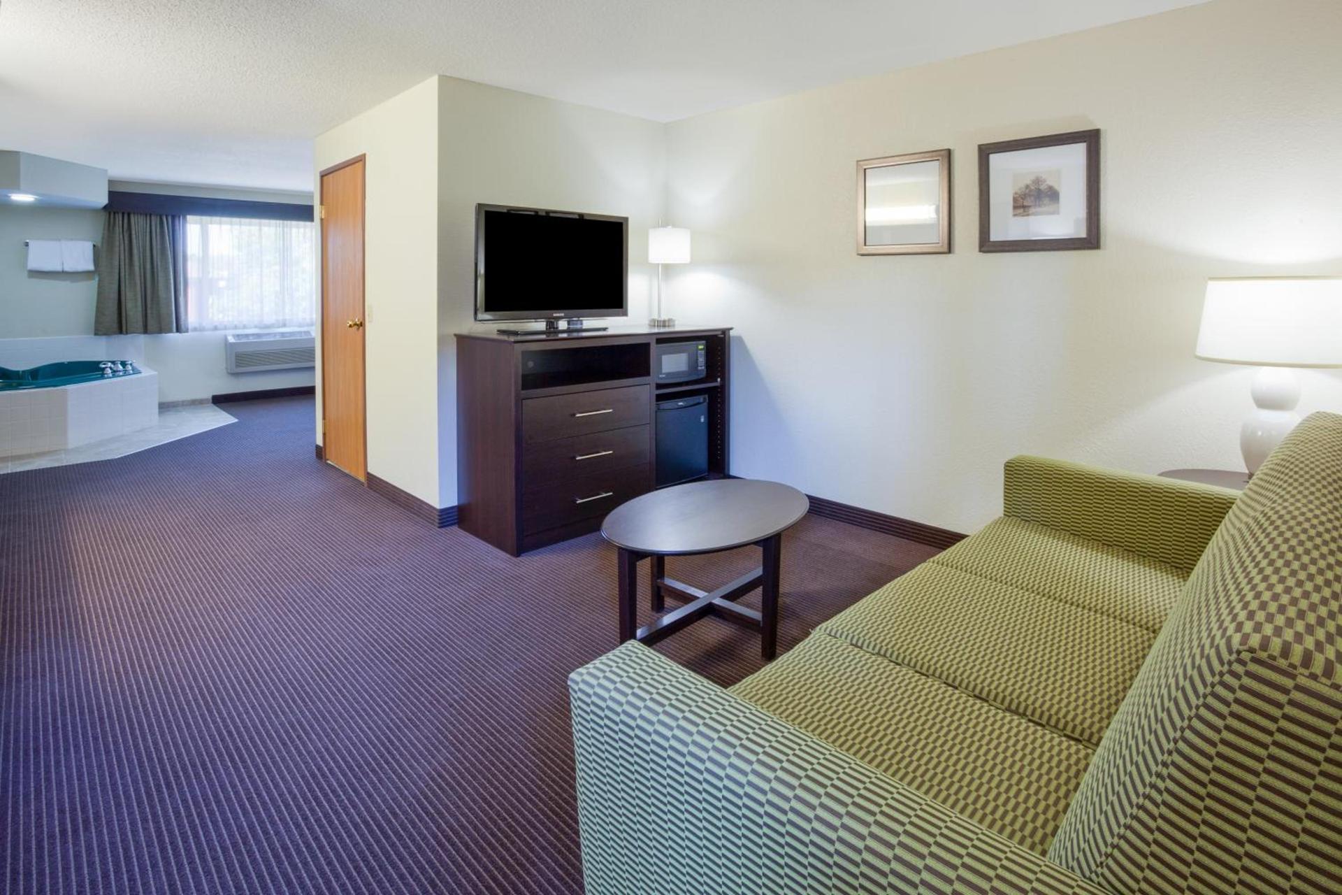 AmericInn by Wyndham Rhinelander photo 13