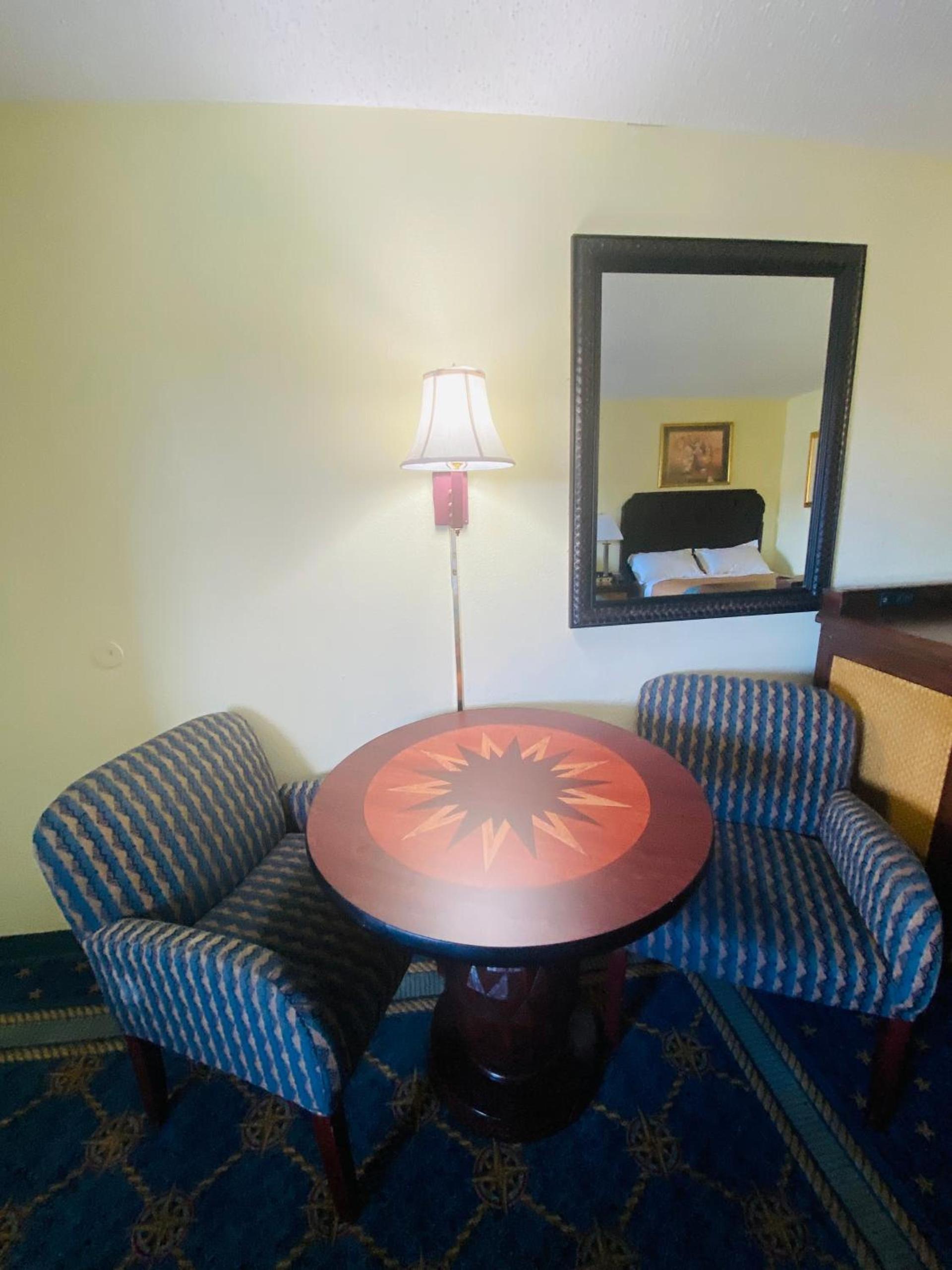 Maple Leaf Inn & Suites photo 13