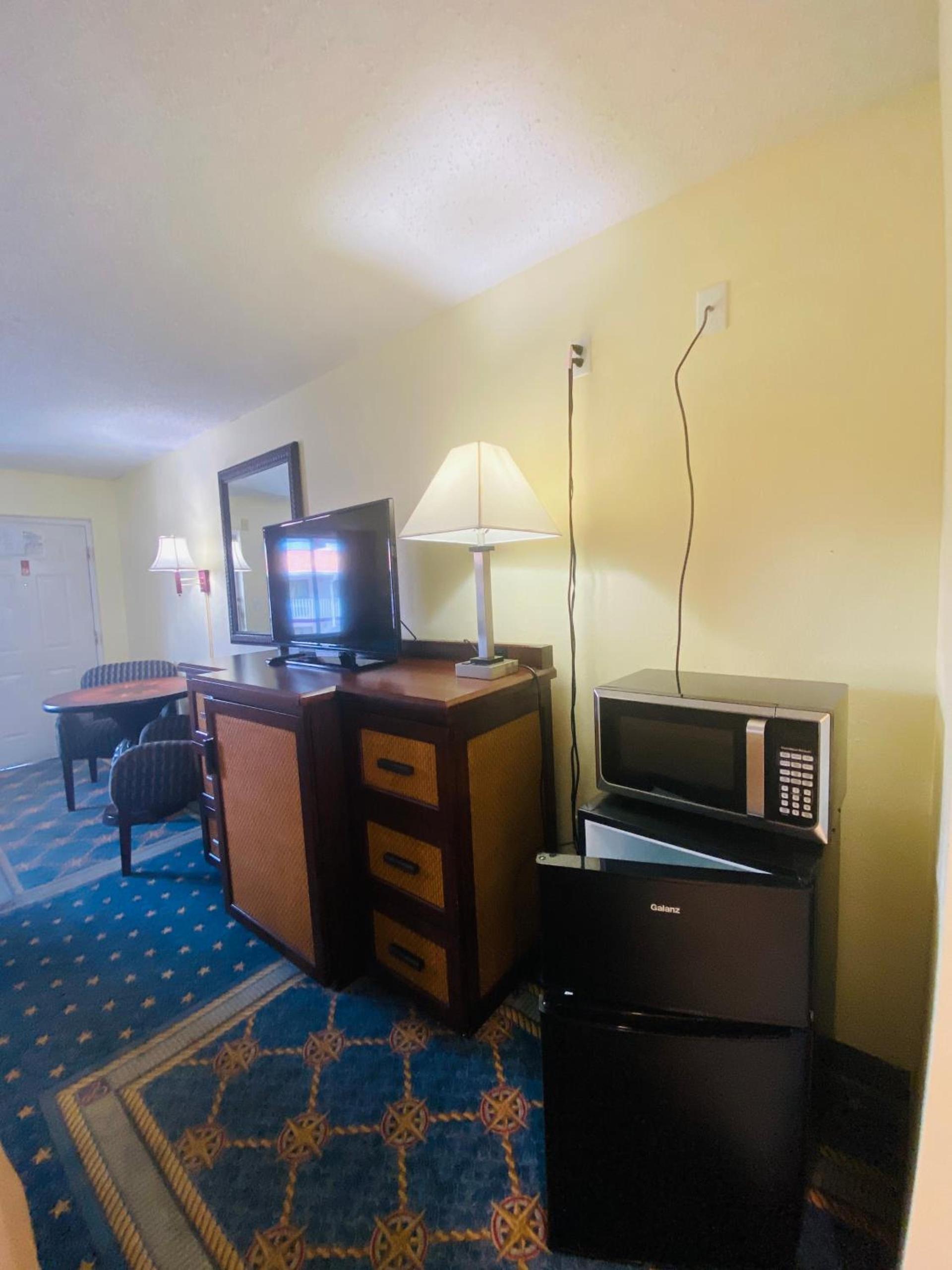 Maple Leaf Inn & Suites photo 10