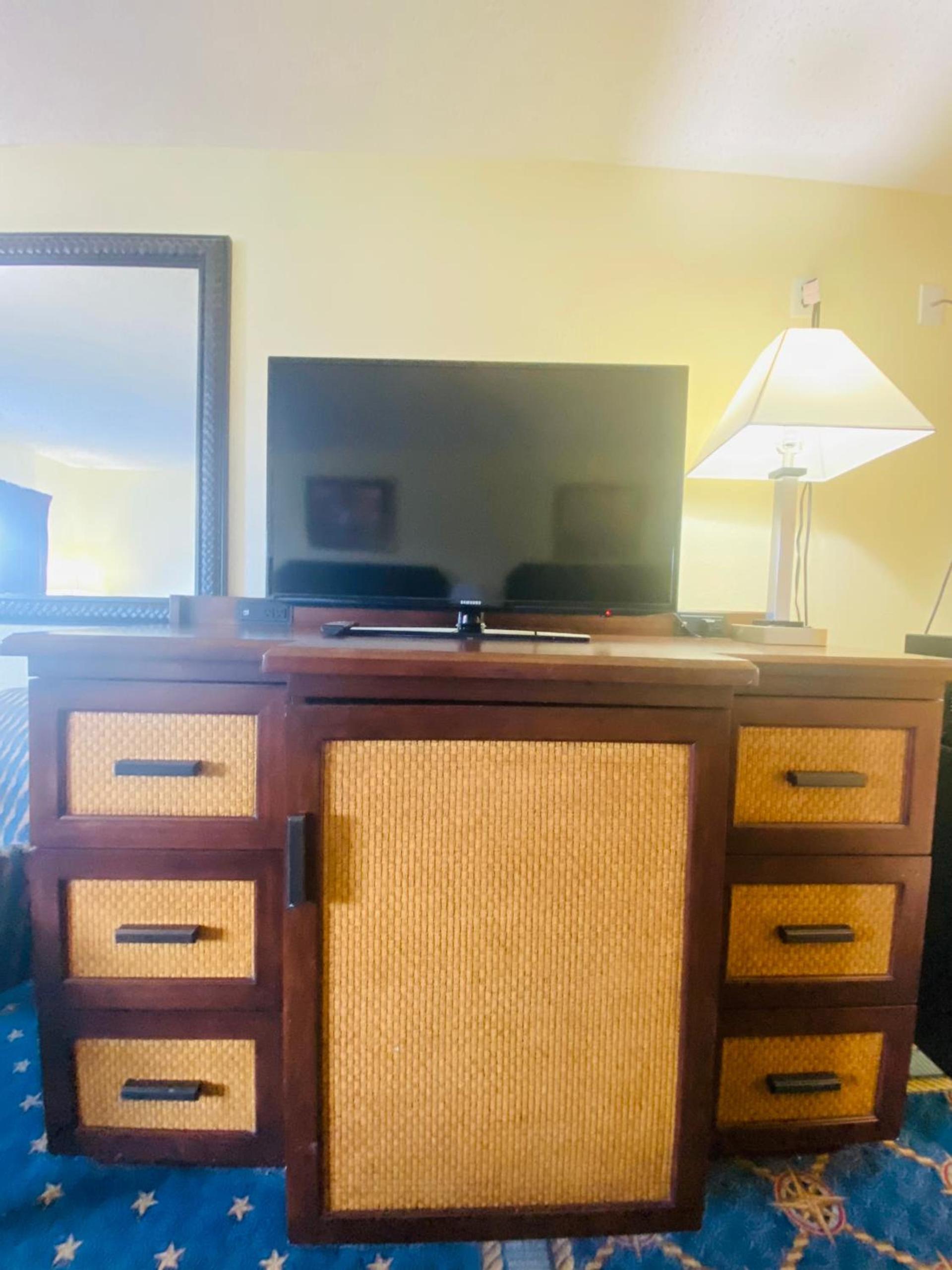 Maple Leaf Inn & Suites photo 12