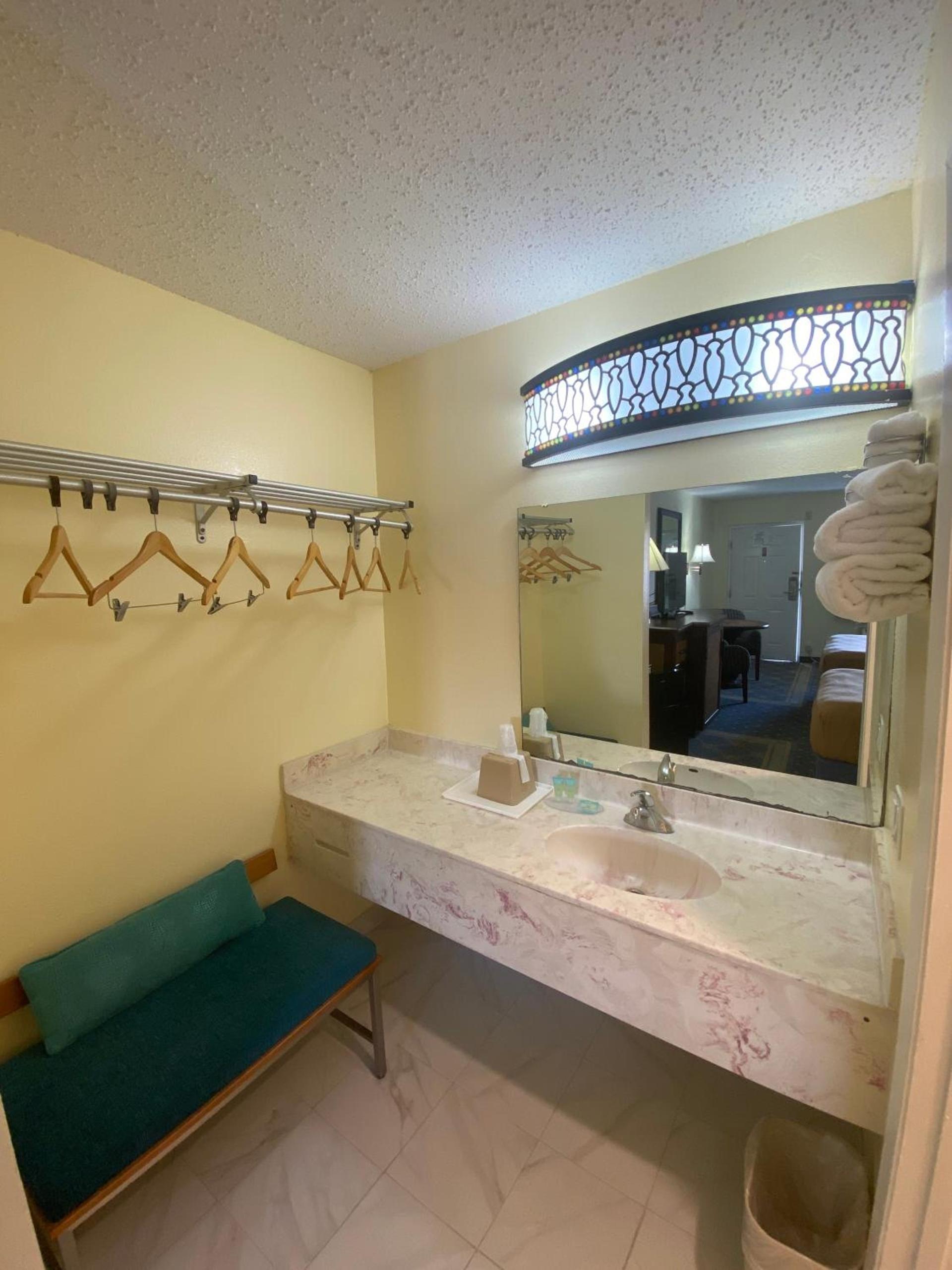 Maple Leaf Inn & Suites photo 15