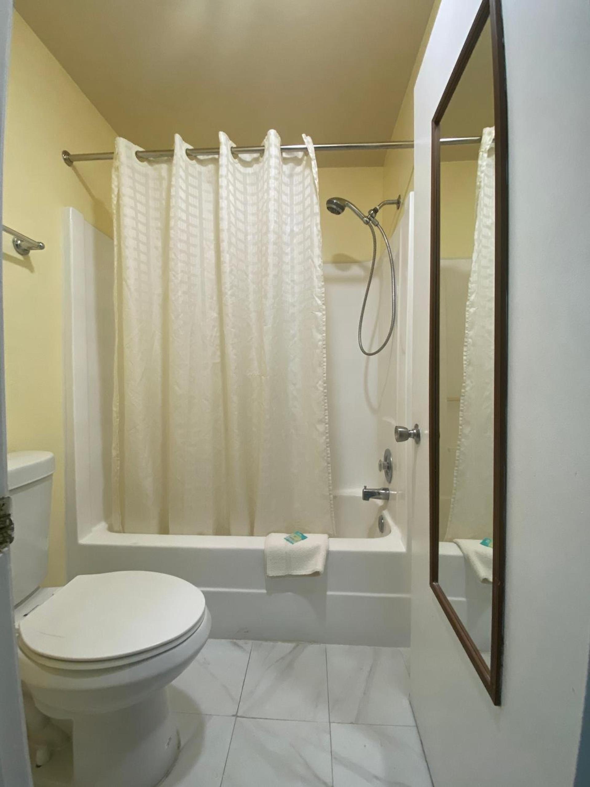 Maple Leaf Inn & Suites photo 14