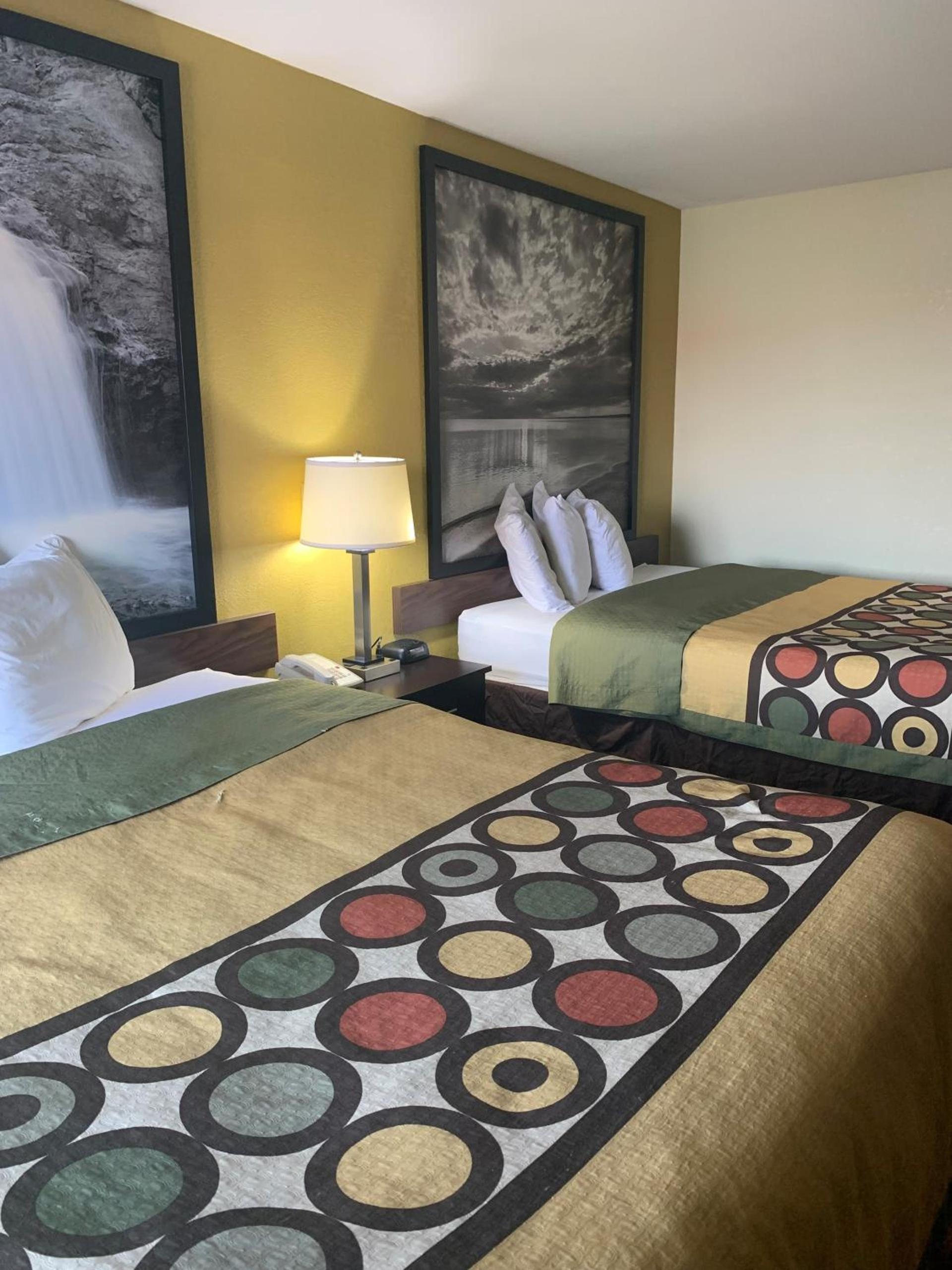 Super 8 by Wyndham Rice Lake photo 18