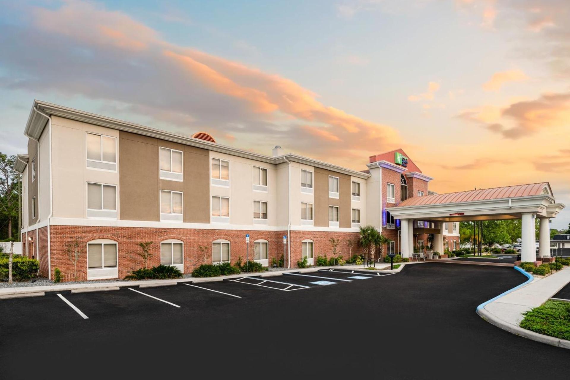 Holiday Inn Express & Suites Spring Hill by IHG photo 66