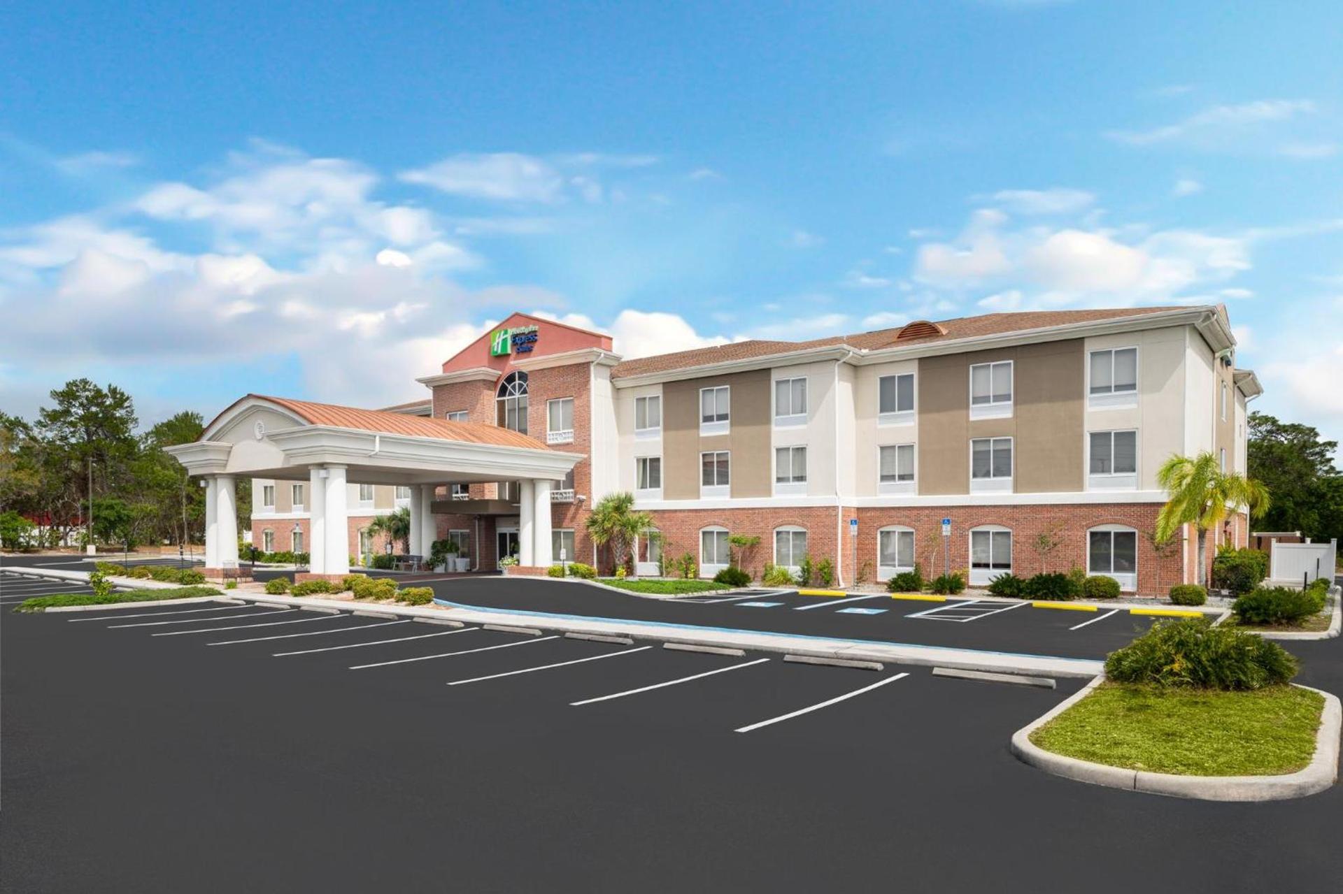 Holiday Inn Express & Suites Spring Hill by IHG photo 65
