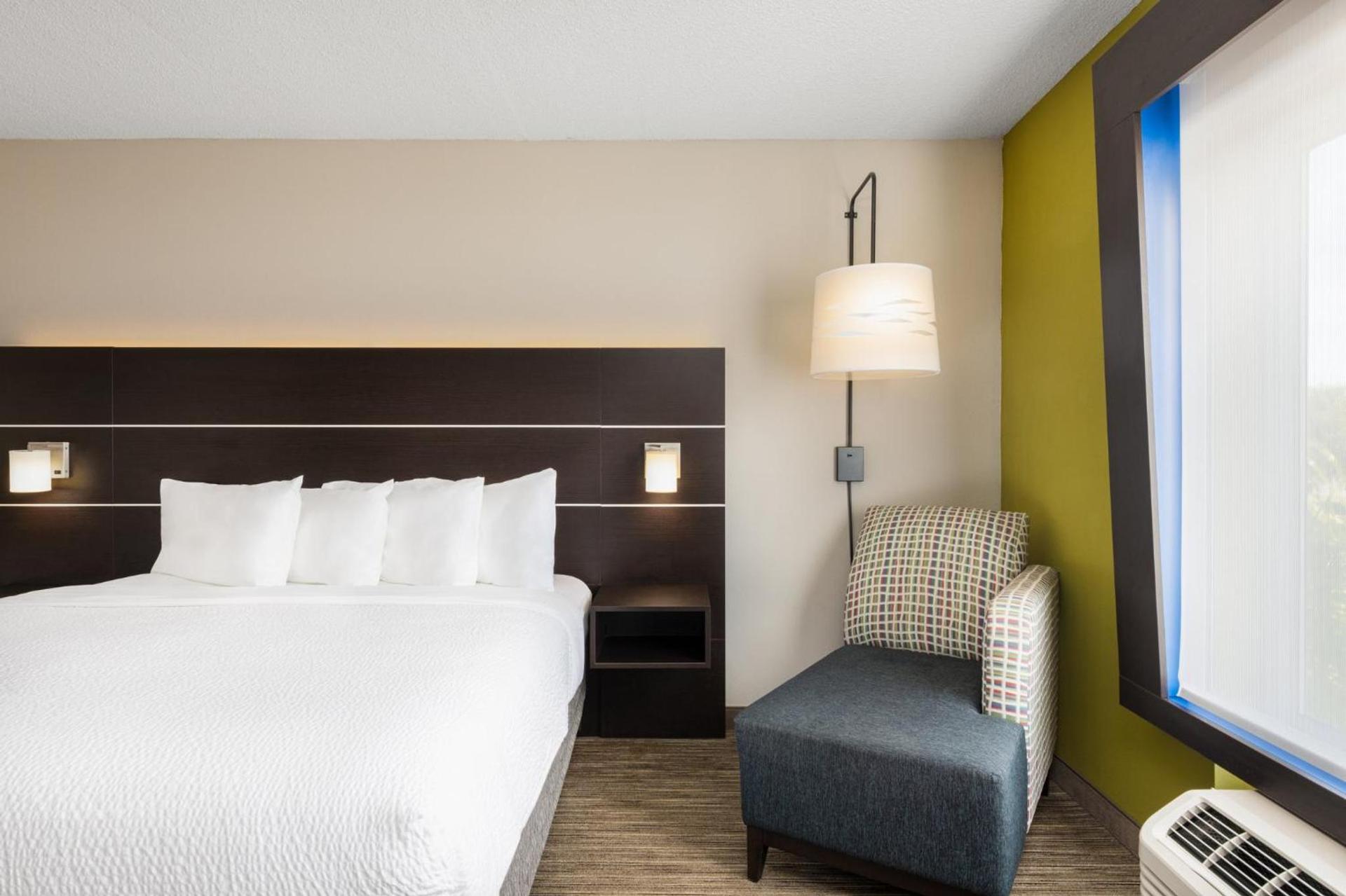 Holiday Inn Express & Suites Spring Hill by IHG photo 46