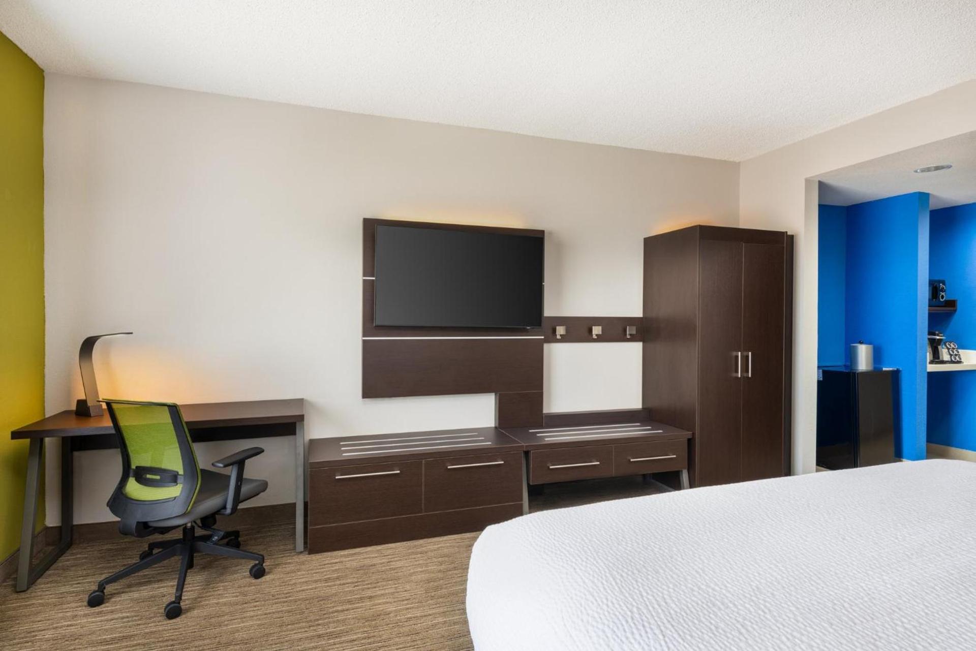 Holiday Inn Express & Suites Spring Hill by IHG photo 55