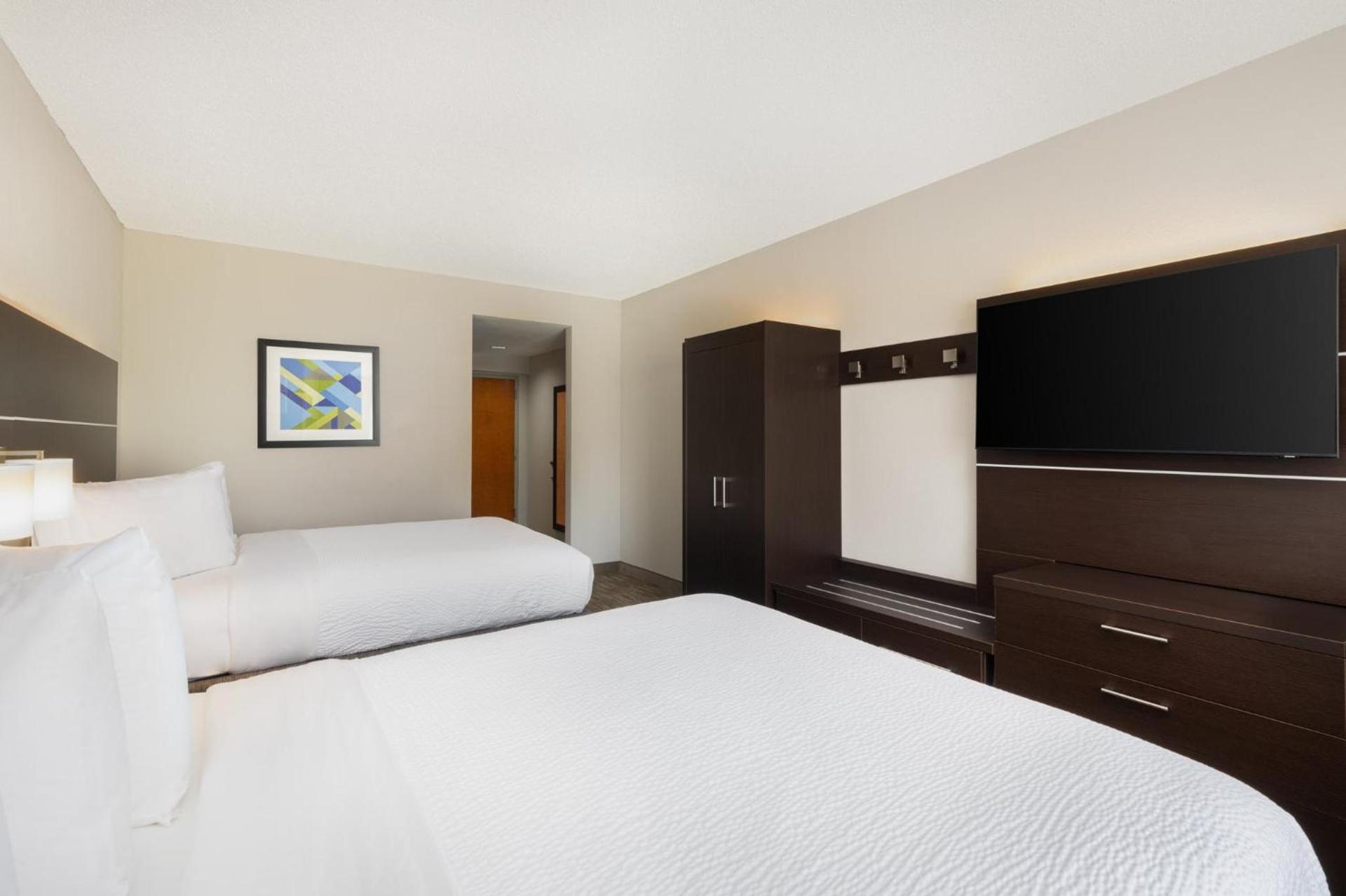 Holiday Inn Express & Suites Spring Hill by IHG photo 41