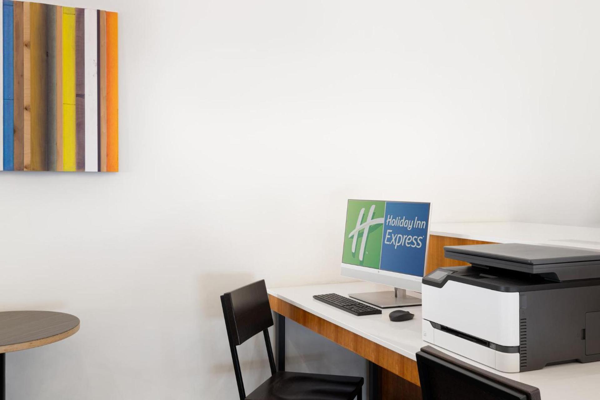 Holiday Inn Express & Suites Spring Hill by IHG photo 38