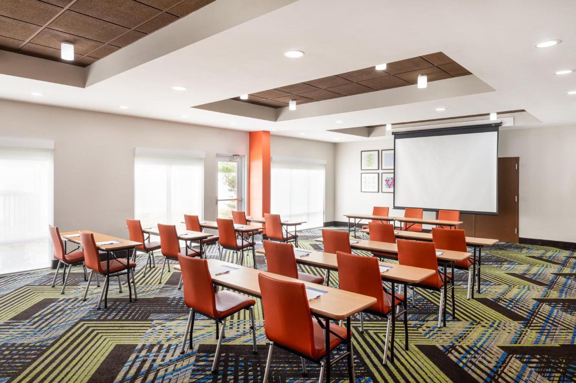 Holiday Inn Express & Suites Spring Hill by IHG photo 59